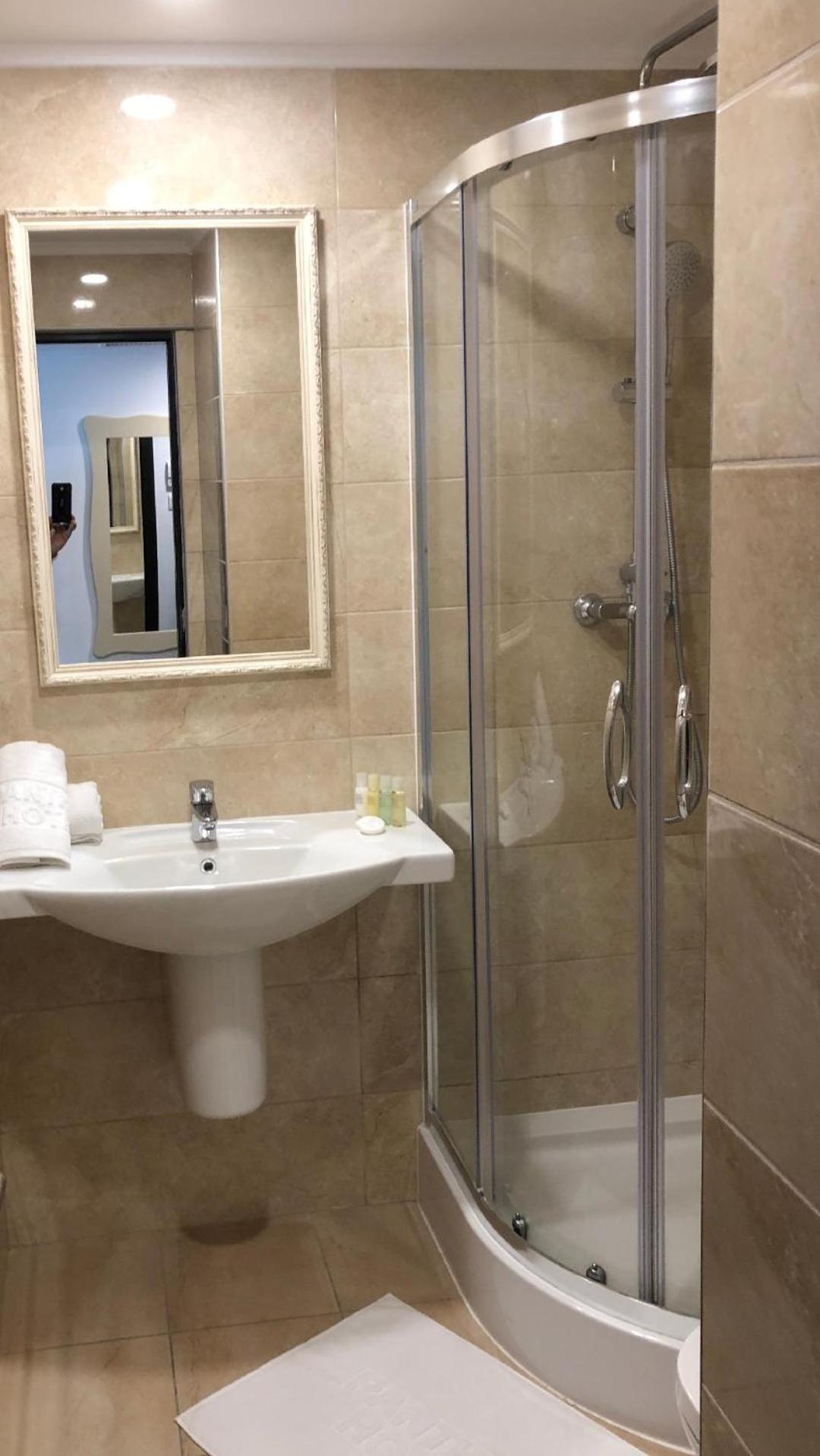 Double Room - Photo 9