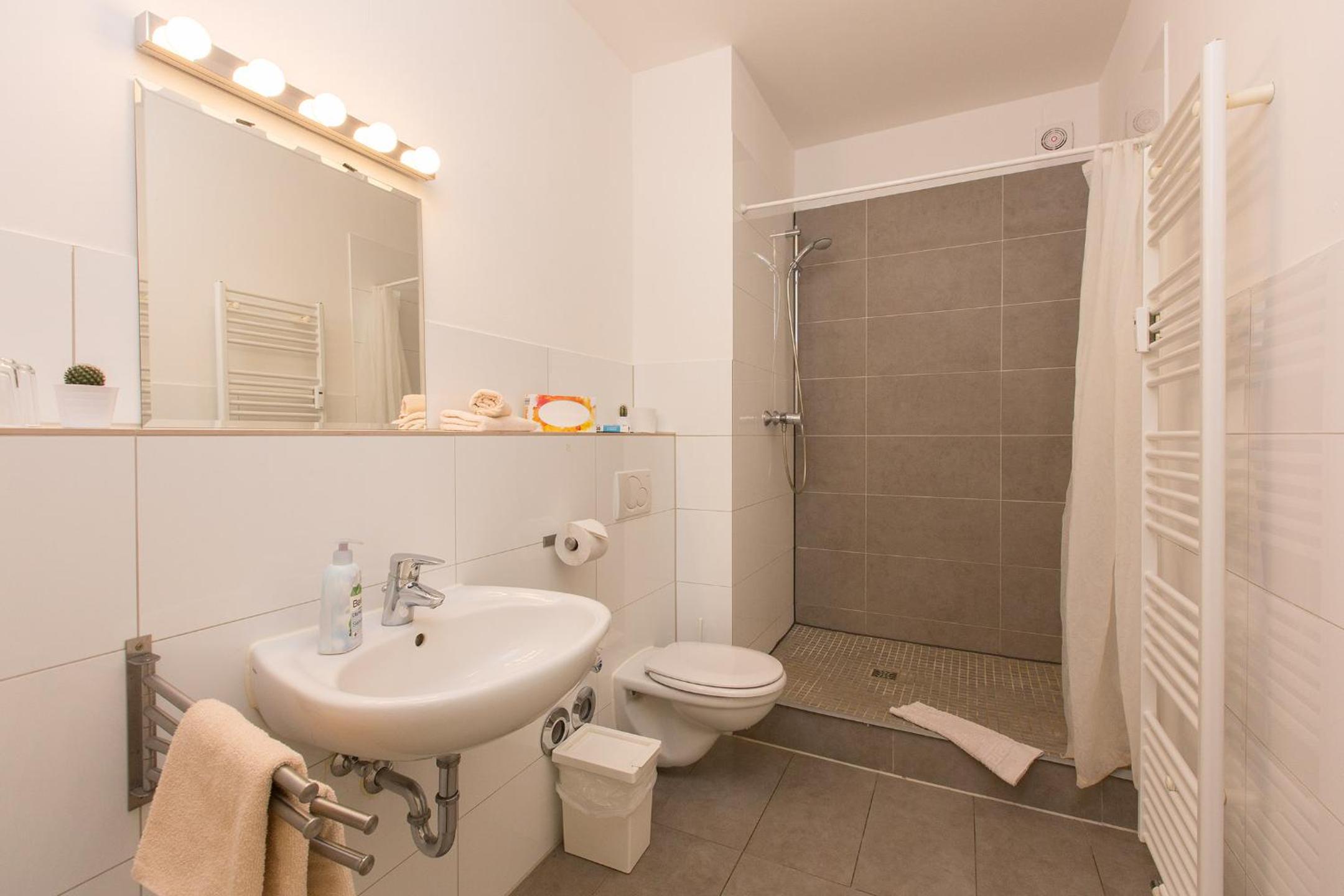One-Bedroom Apartment - Photo 2