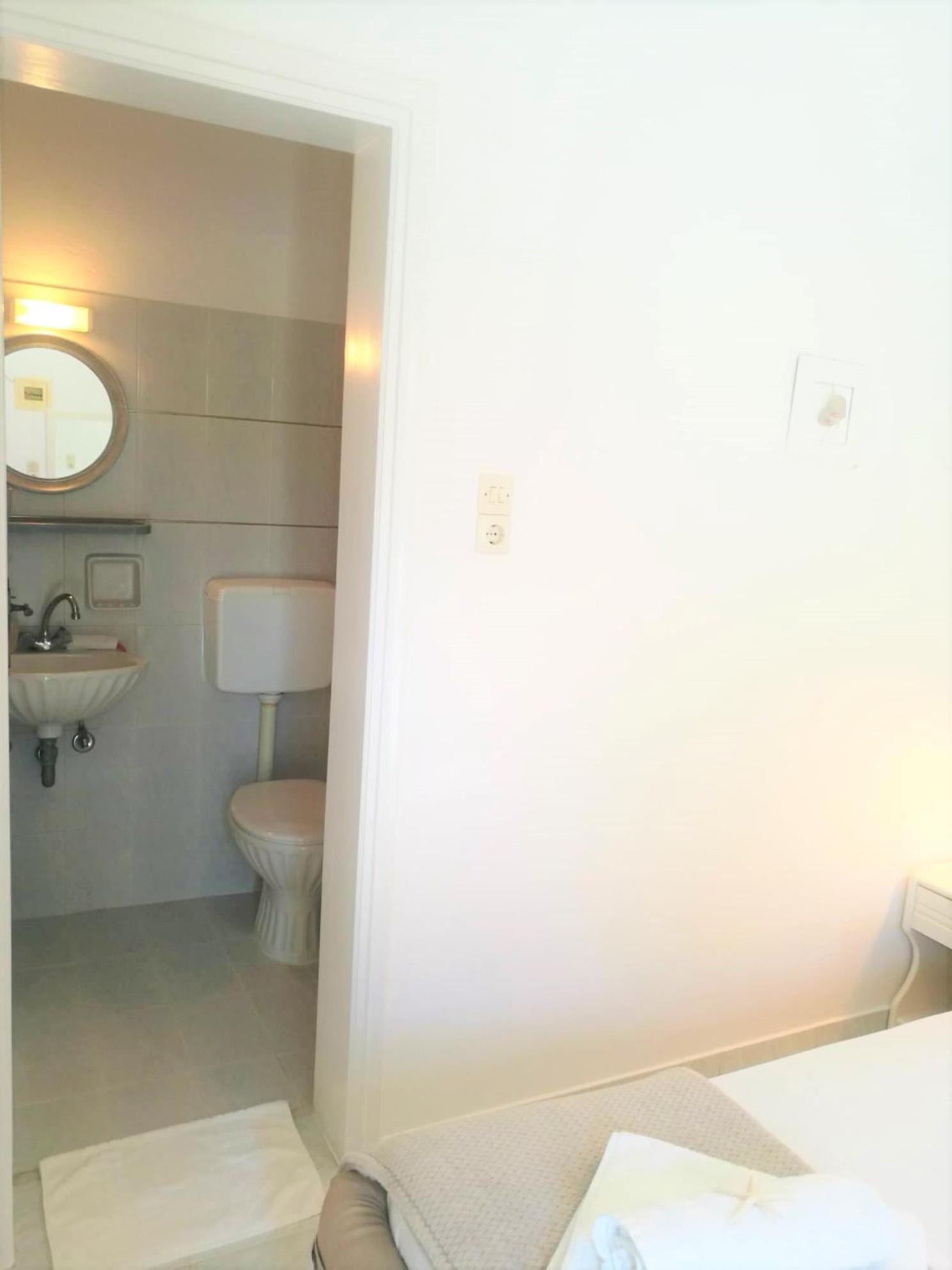 Basic Double Room photo 2