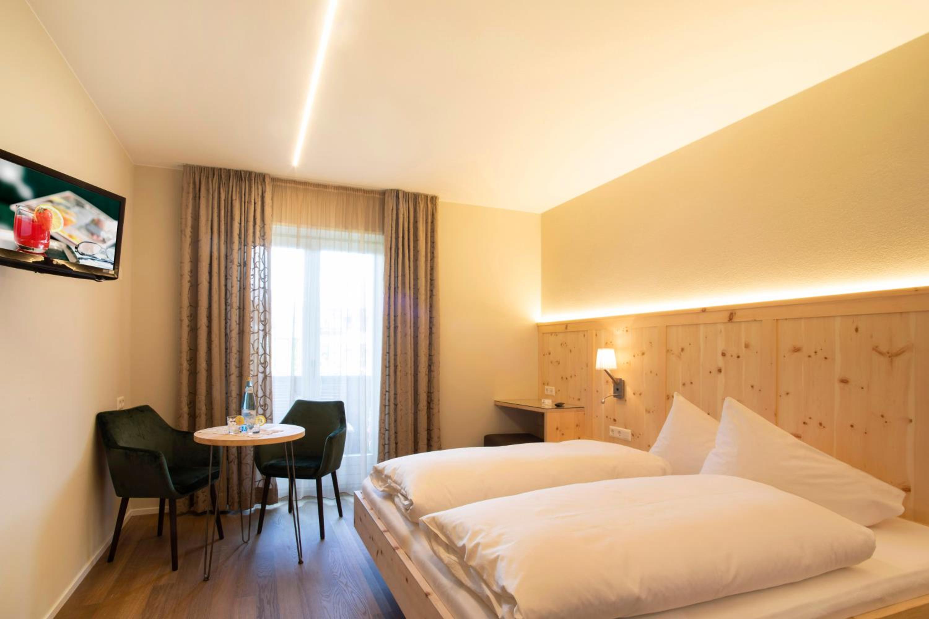 Double Room with Balcony - Photo 2