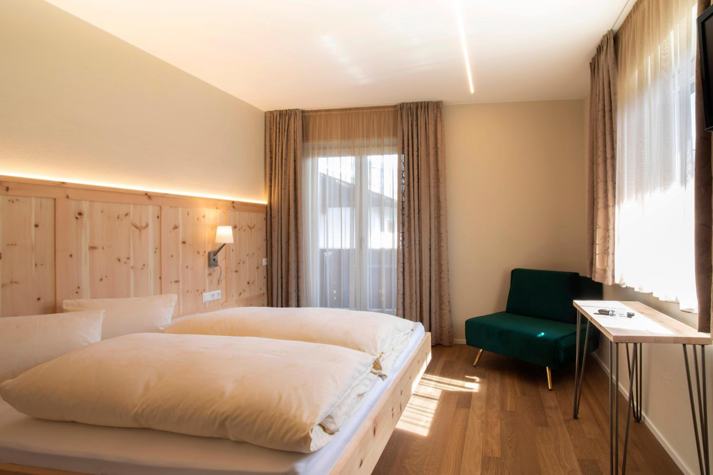 Double Room with Balcony - Photo 3