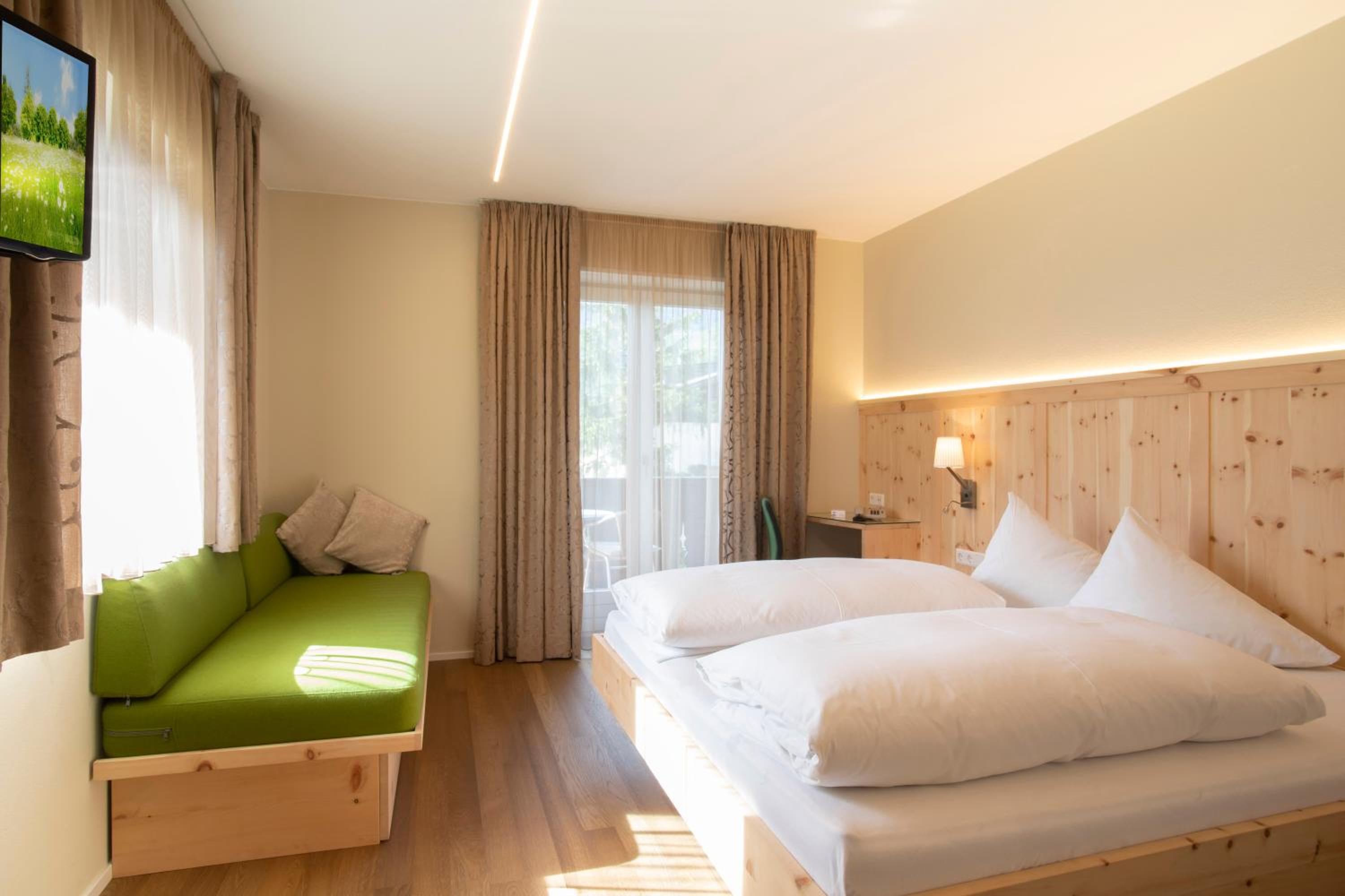 Double Room with Balcony - Photo 4