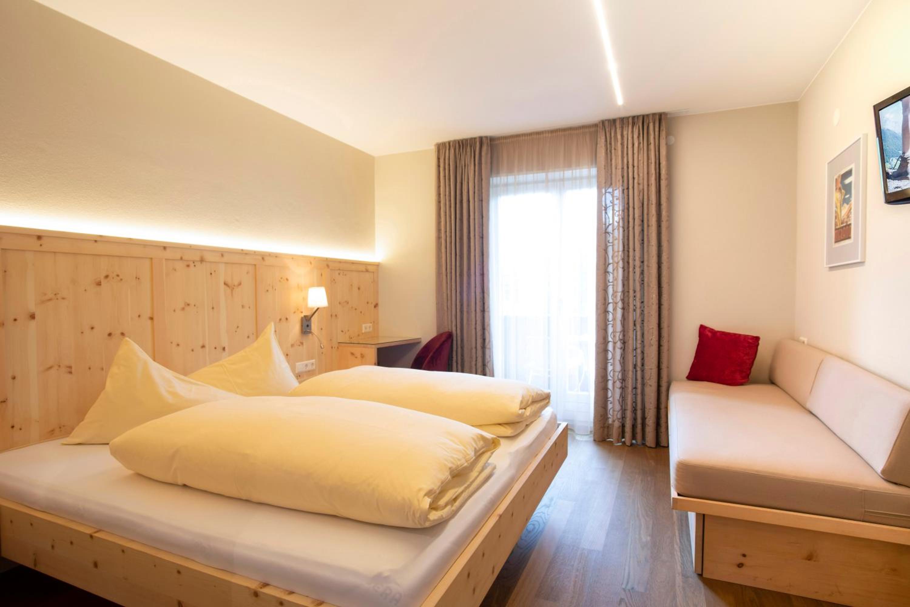 Double Room with Balcony - Photo 5