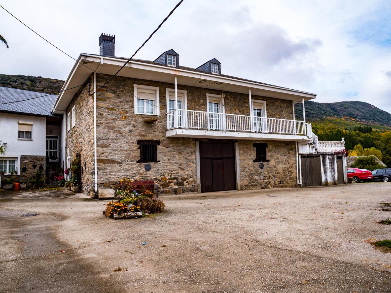 Five-Bedroom House - Photo 2