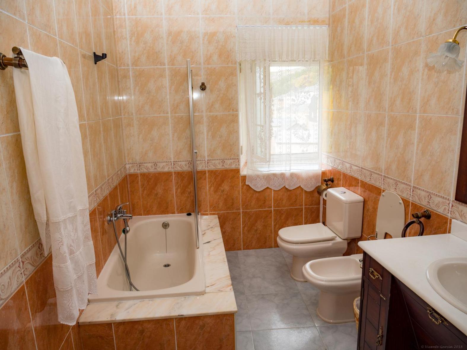 Five-Bedroom House - Photo 6