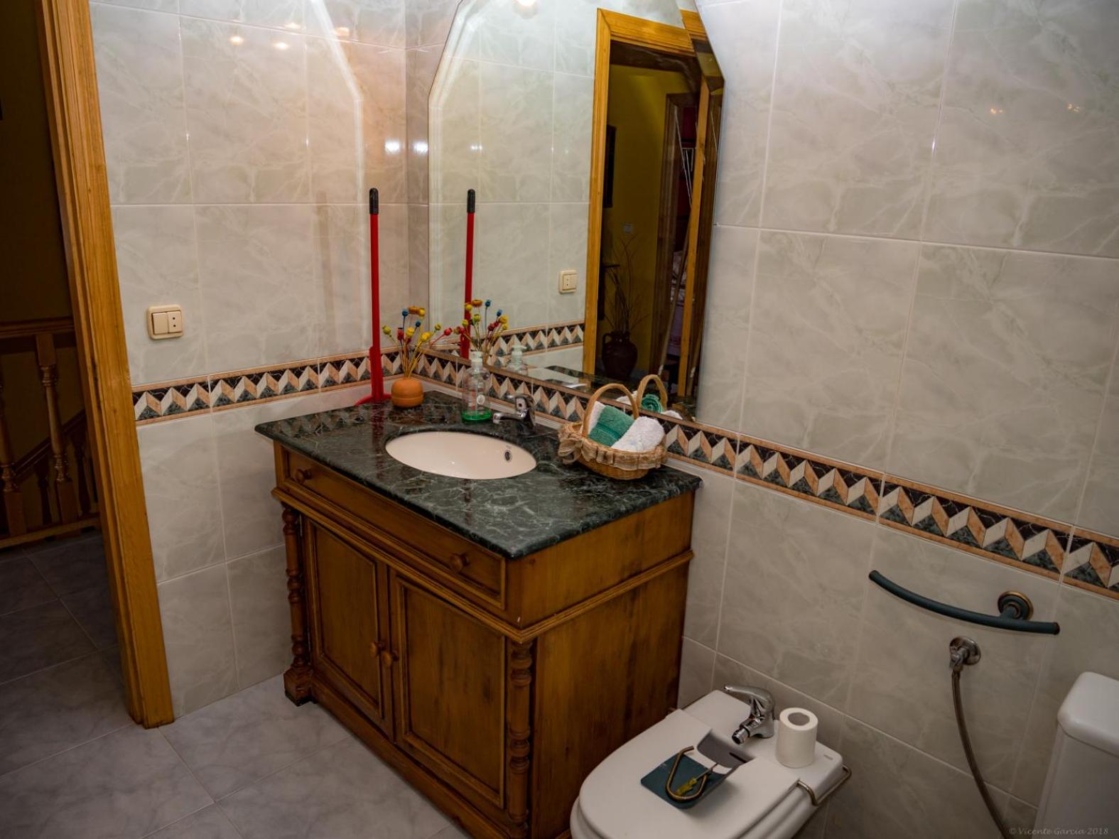 Five-Bedroom House - Photo 3