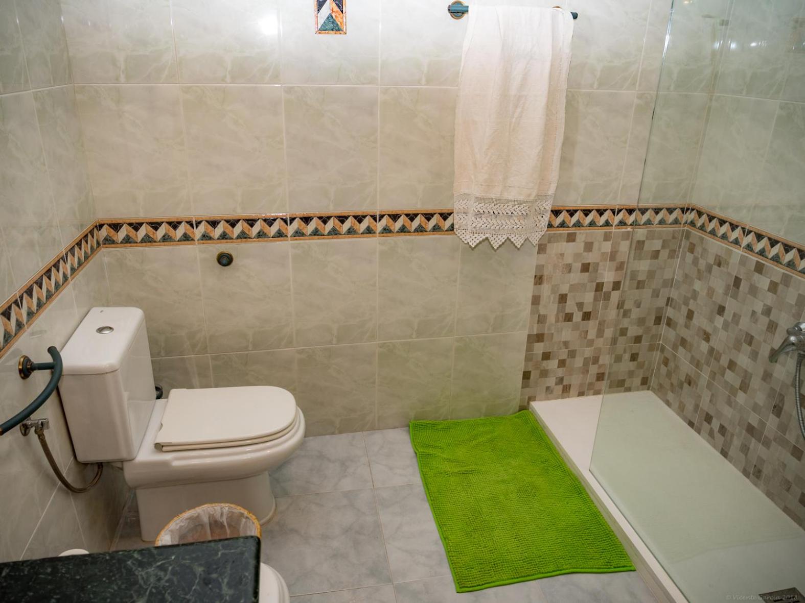 Five-Bedroom House - Photo 5