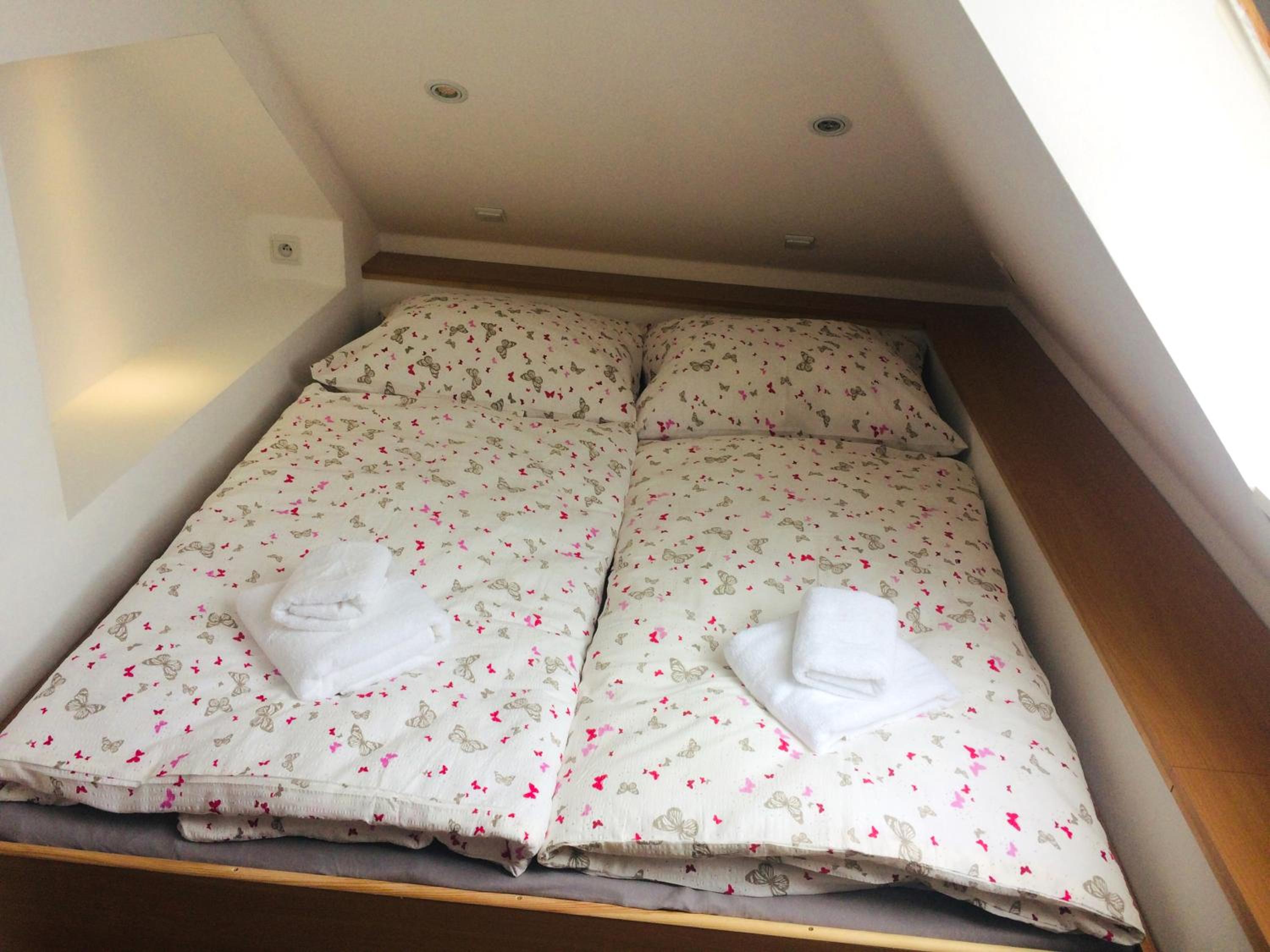 One-Bedroom Attic Apartment - Photo 4
