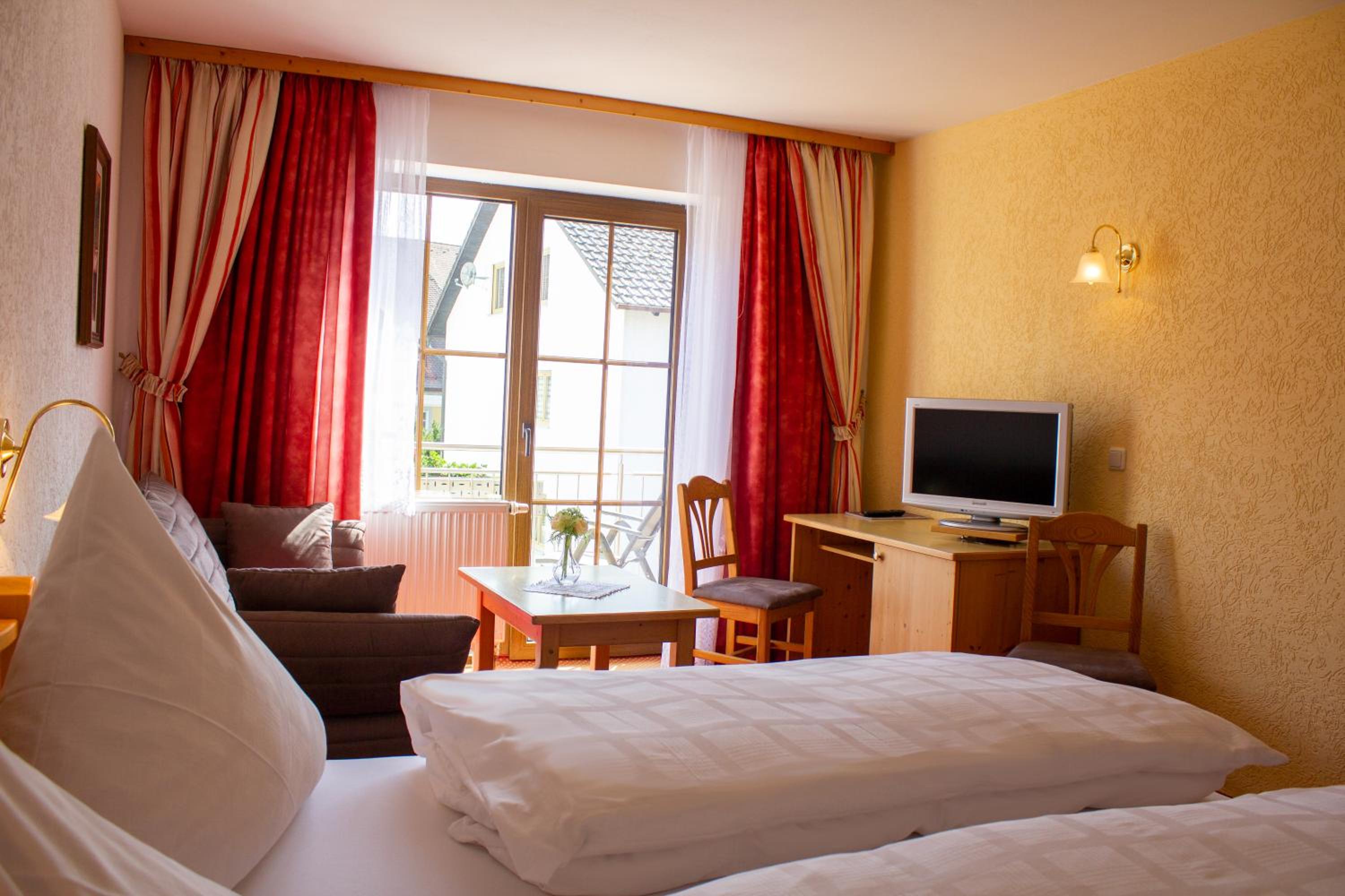 Double Room with Balcony - Photo 2