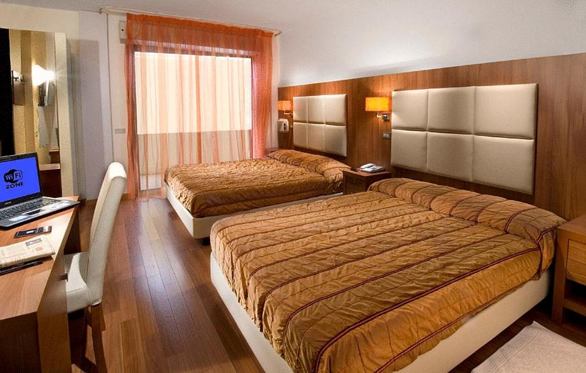 Quadruple Room with Sea View - Photo 5