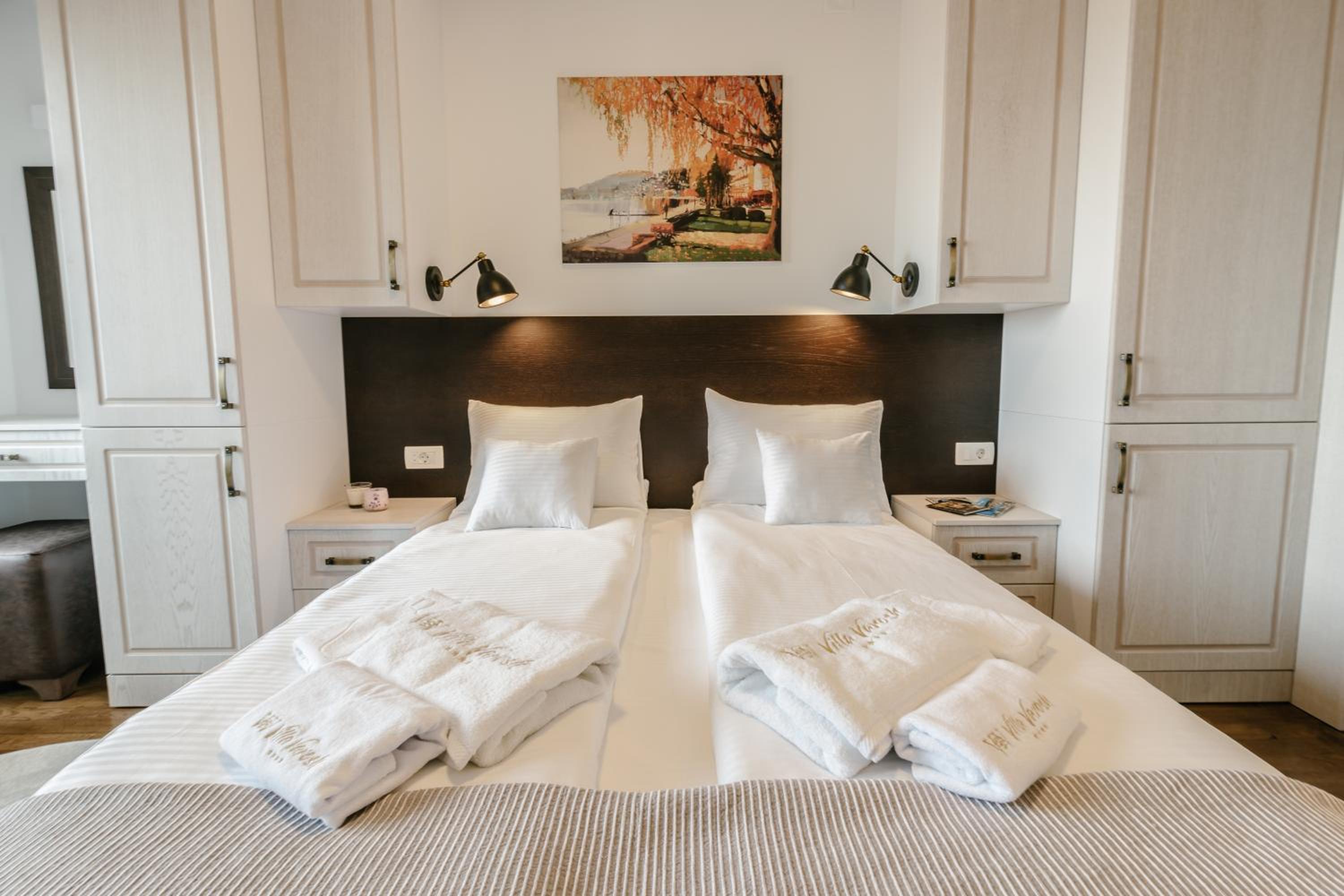 Standard Double Room with Lake View photo 2