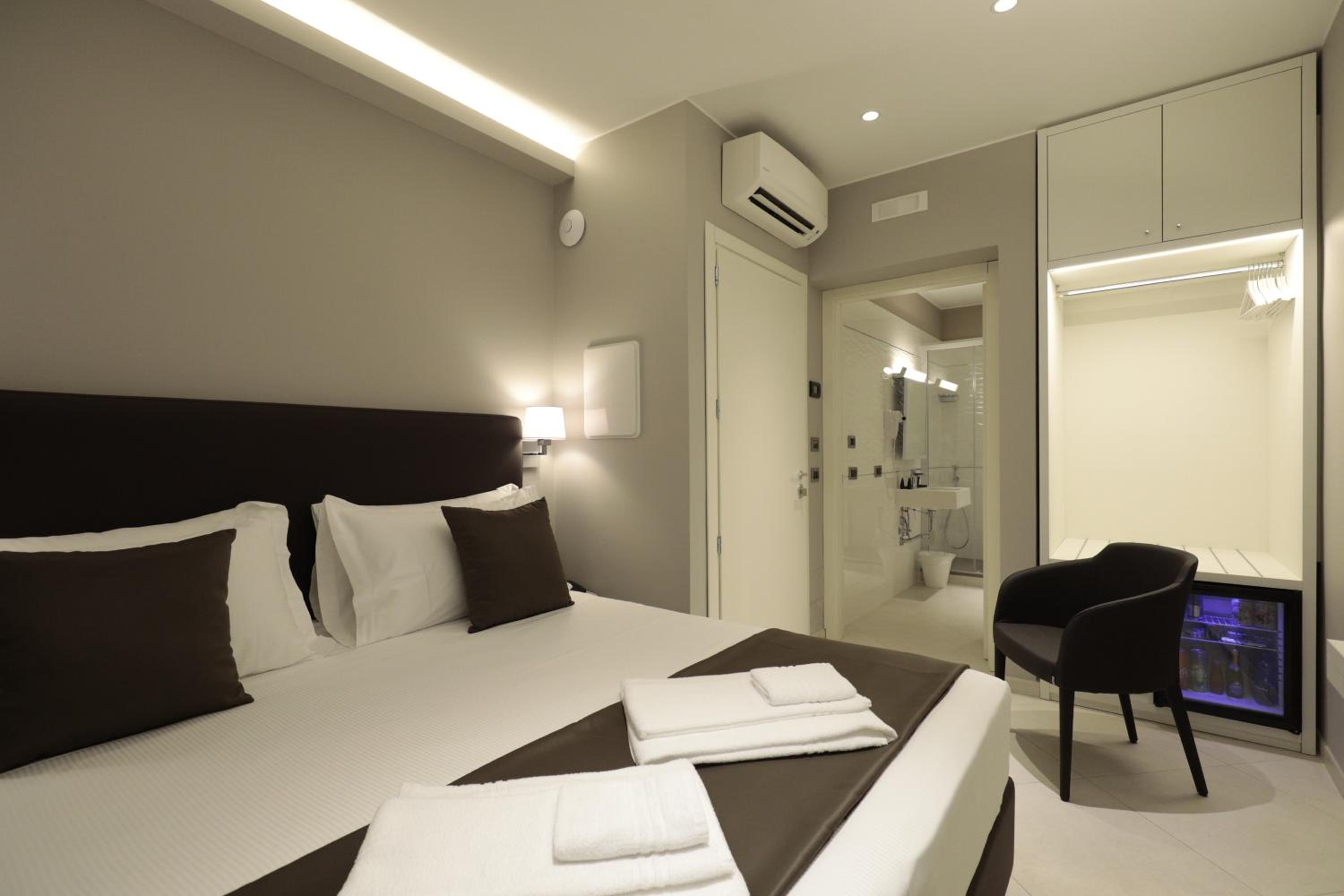 Standard Double or Twin Room - Photo 14