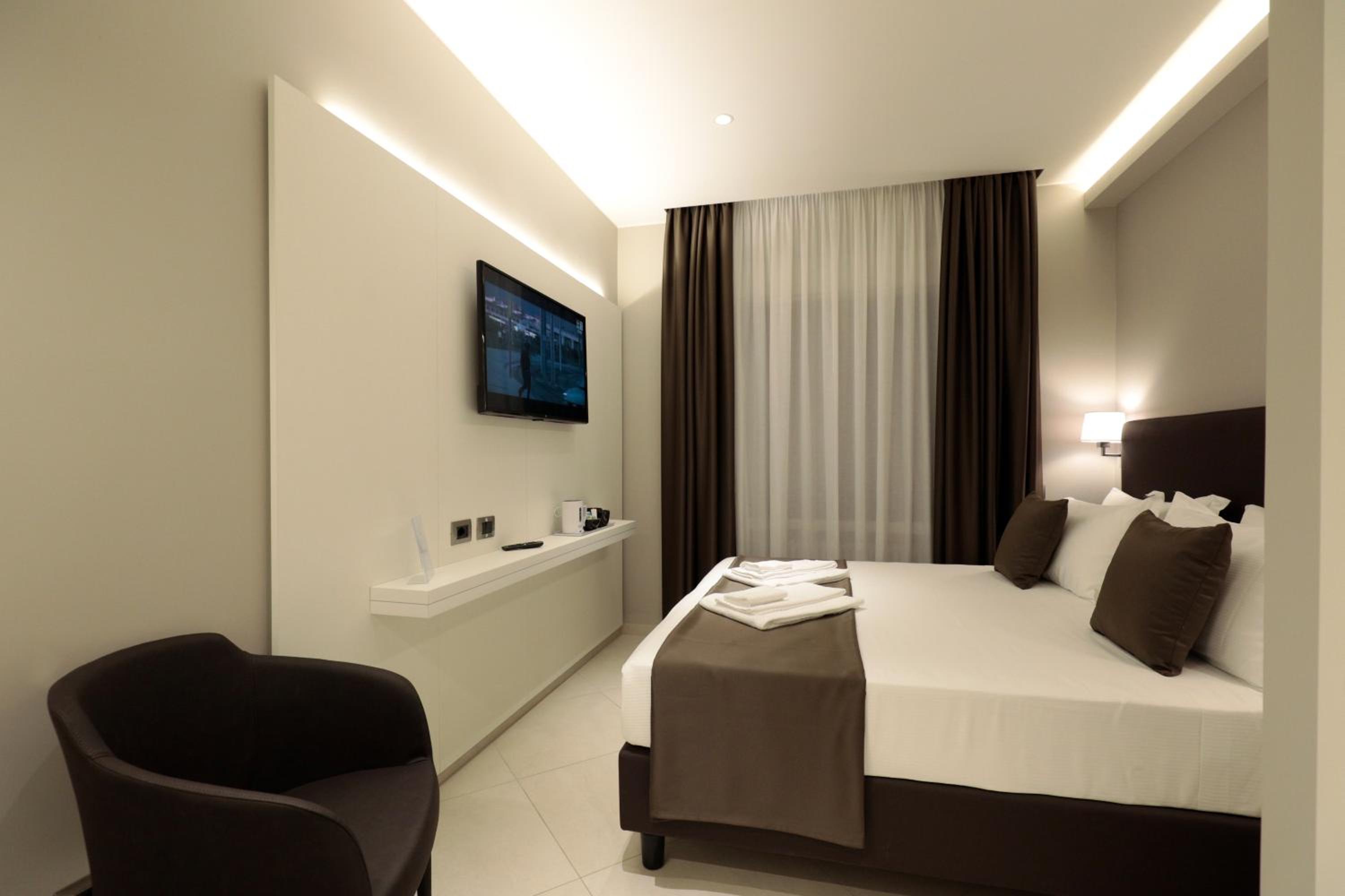 Standard Double or Twin Room - Photo 15