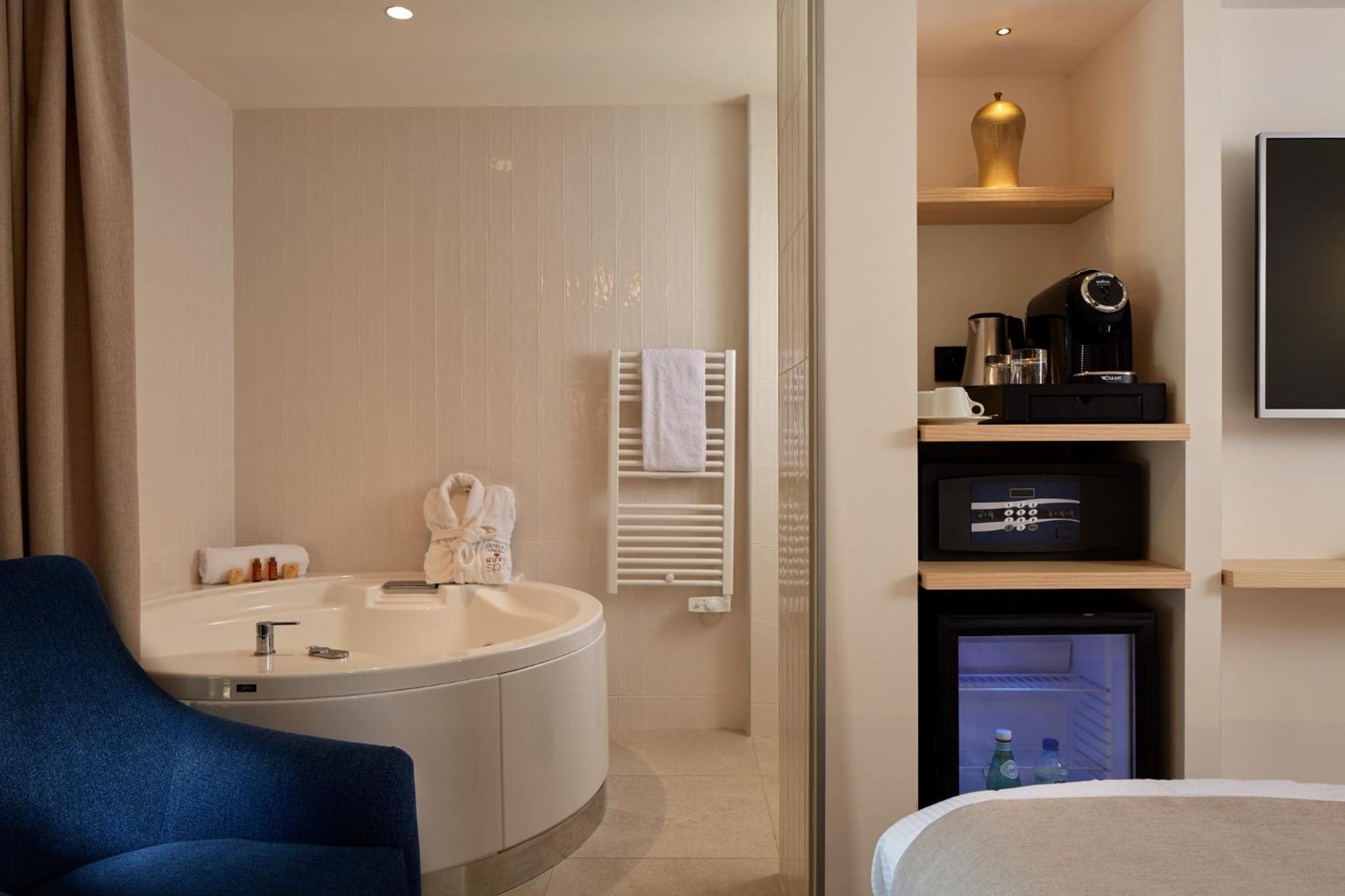 Mini Suite with Jacuzzi - Photo 8