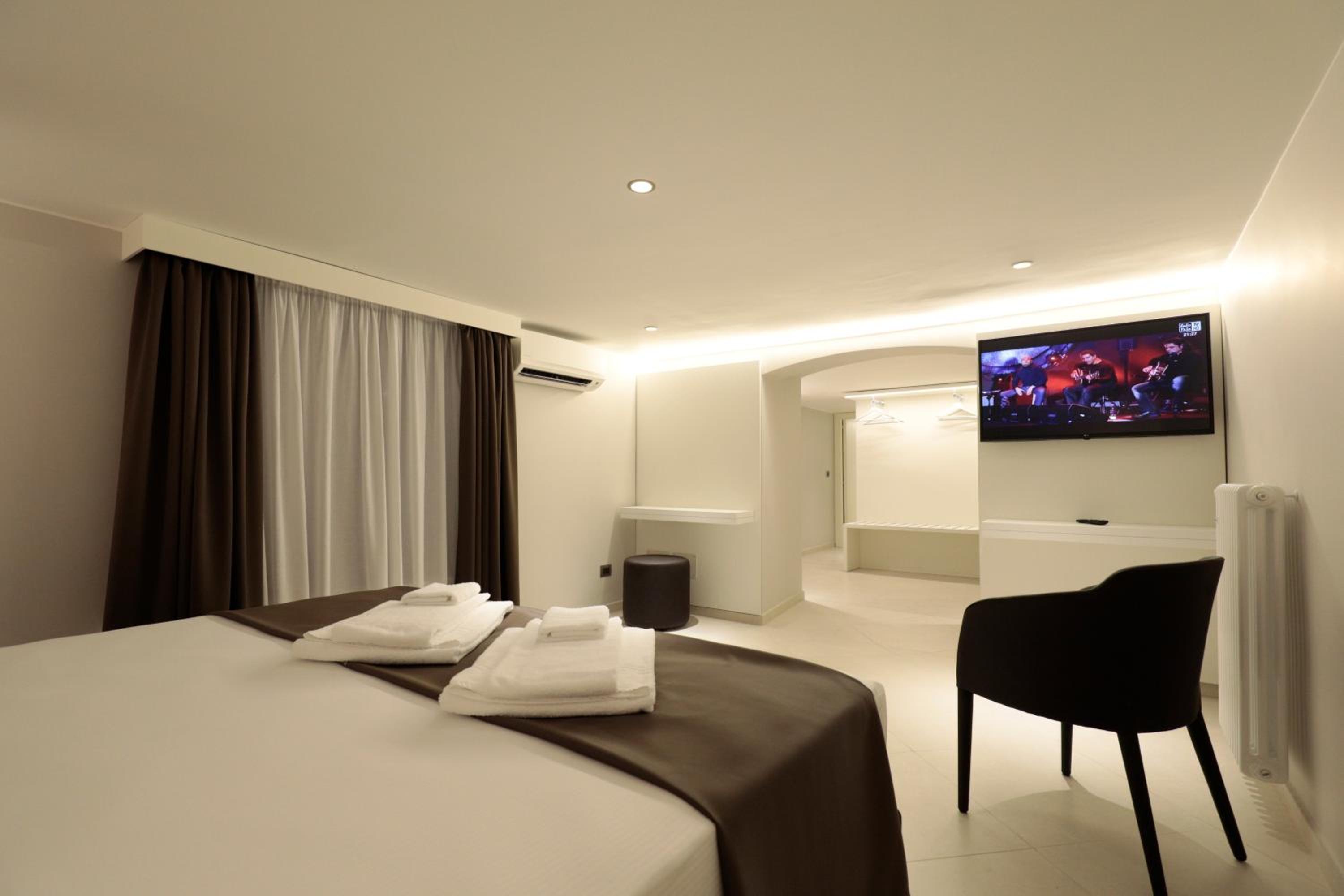 Standard Double or Twin Room - Photo 2
