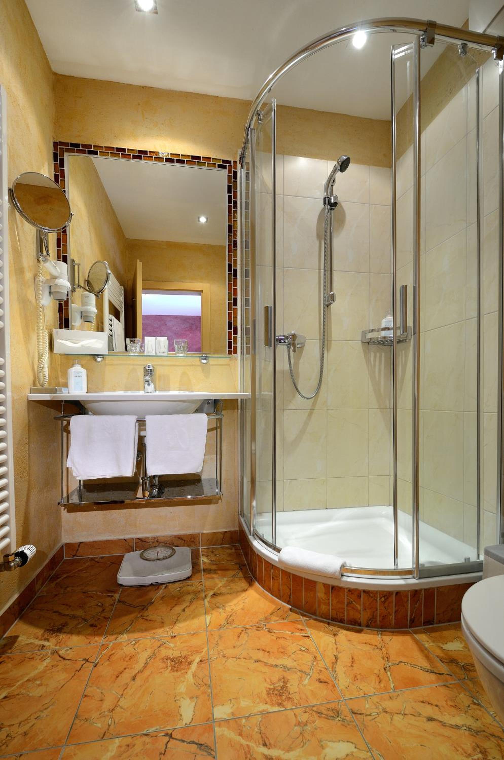 Standard Double Room with Balcony - Photo 4