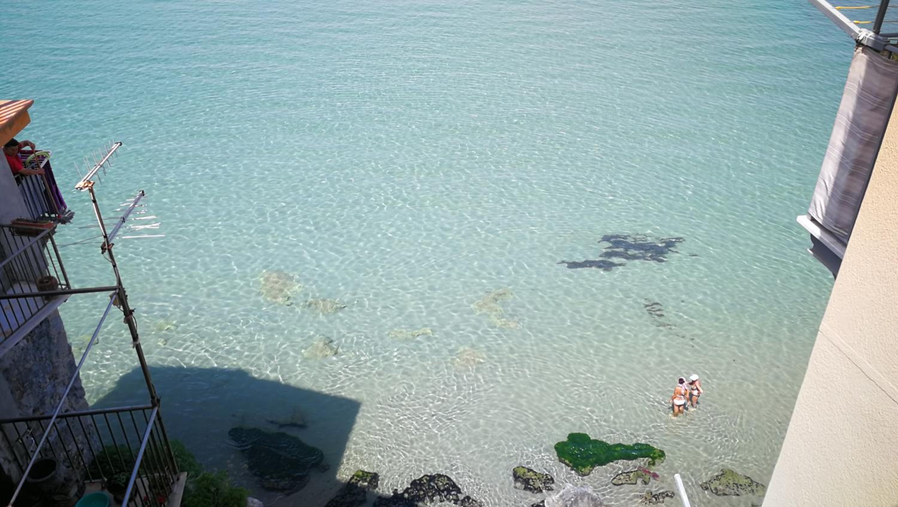 One-Bedroom Apartment with Balcony and Sea View - Photo 5