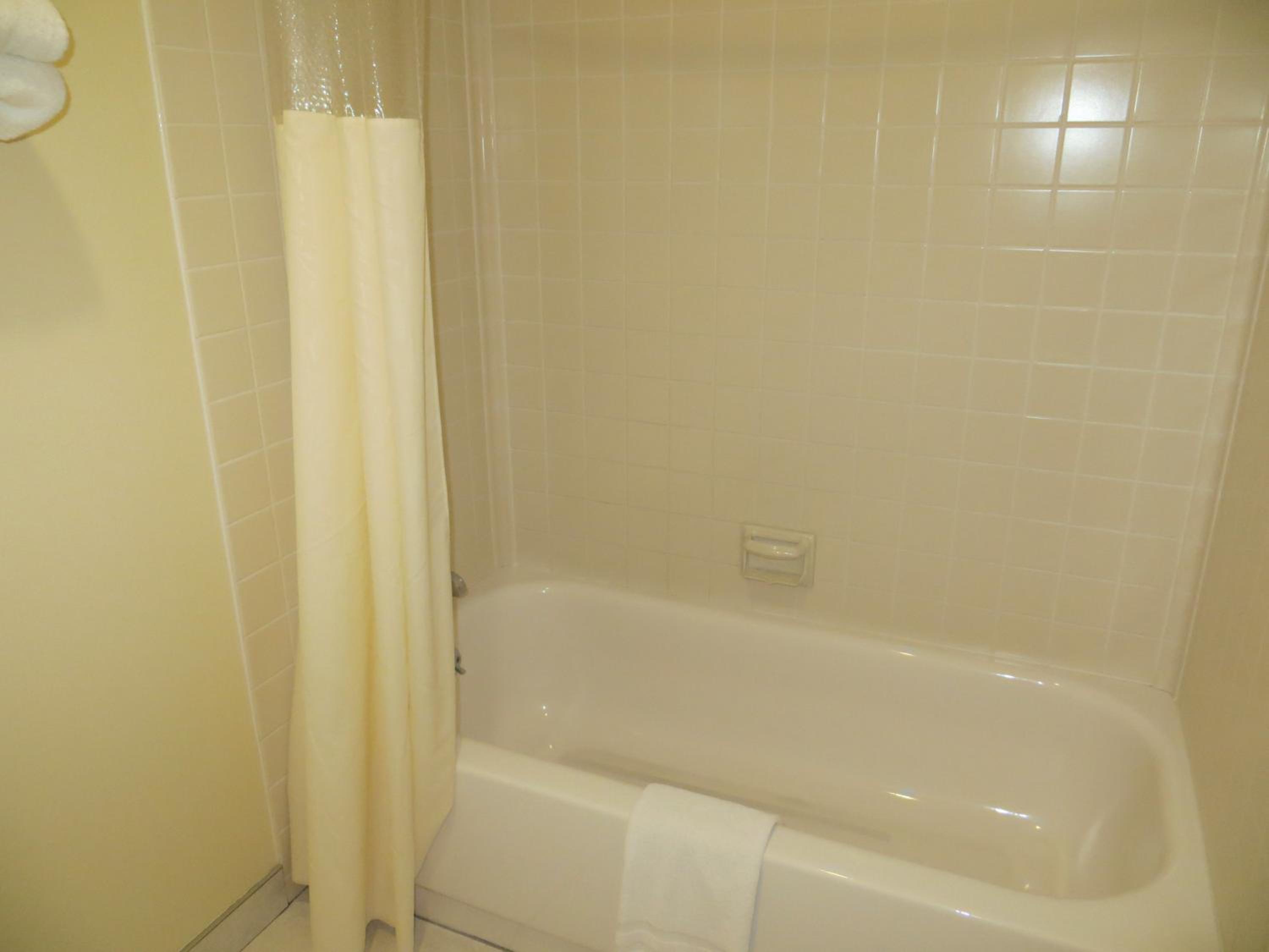 Queen Room with Two Queen Beds - Non-Smoking - Photo 5