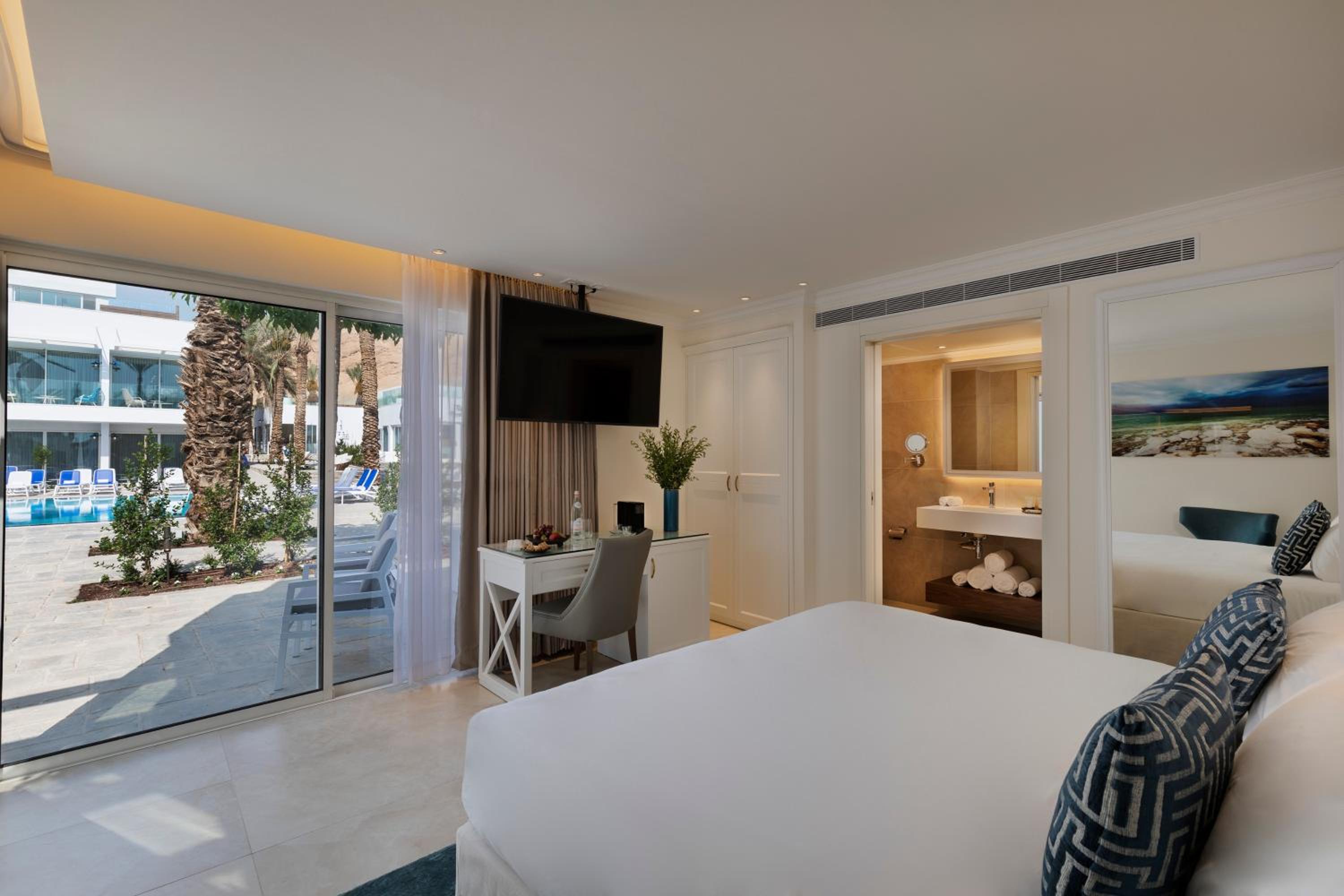 Superior Double or Twin Room with Pool View - Photo 2