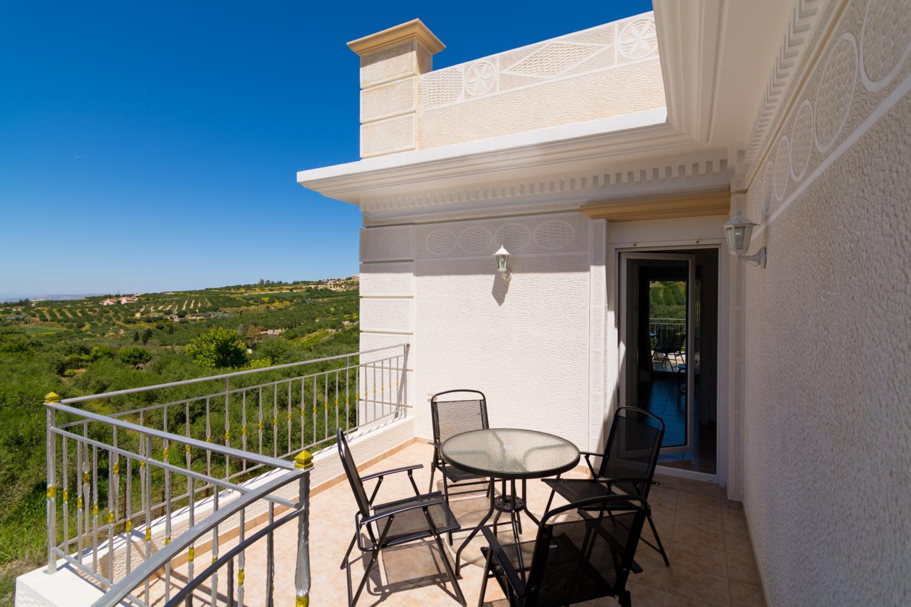 Villa with Private Pool - Photo 9