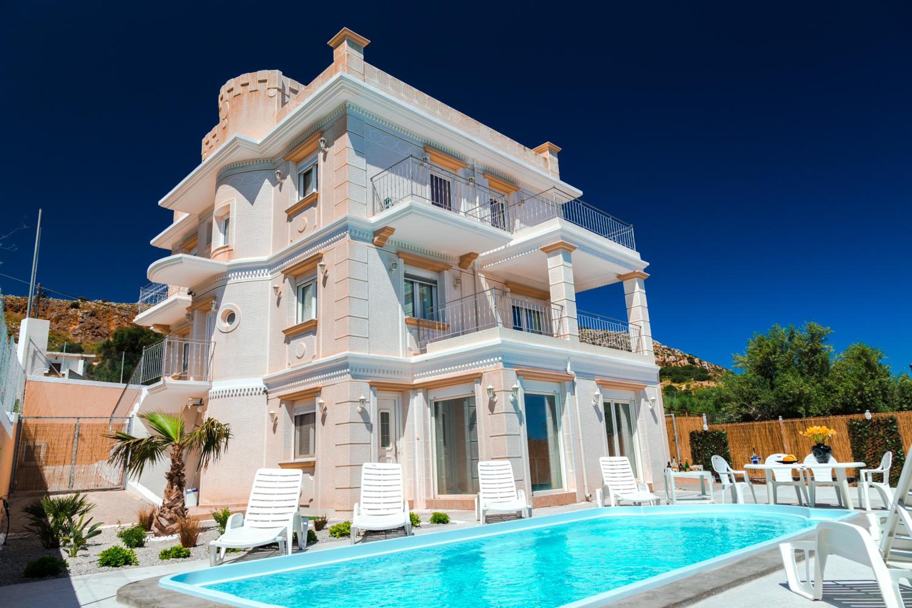 Villa with Private Pool - Photo 2