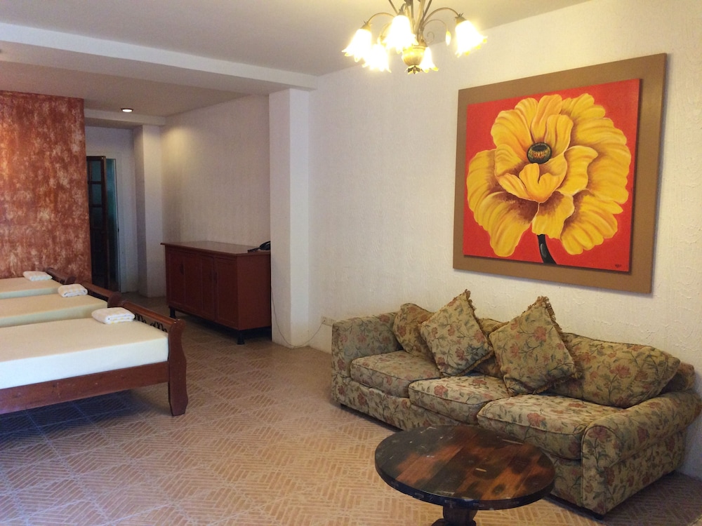 Family Room (B) photo 2