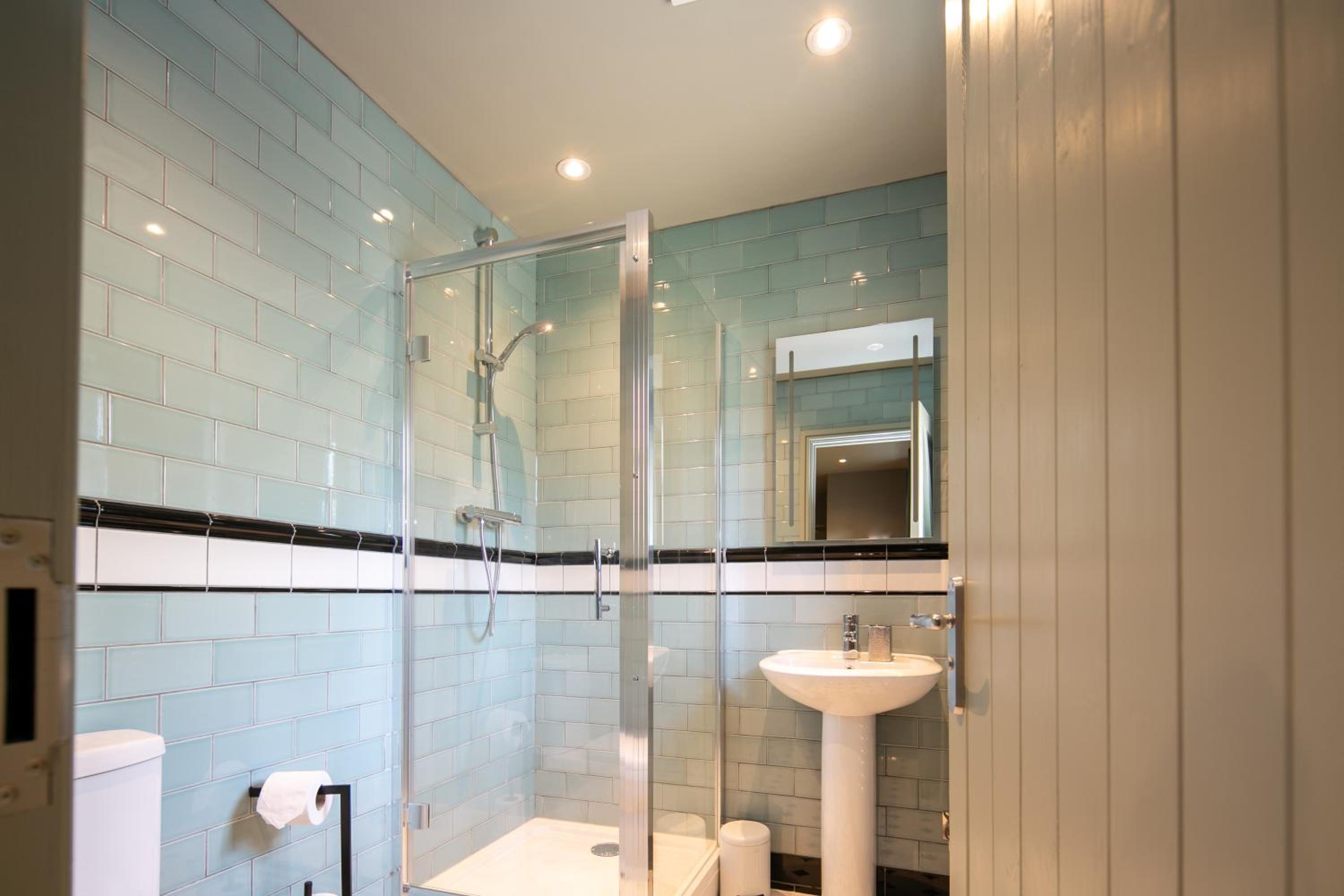 Double Room With Private Bathroom - Photo 8