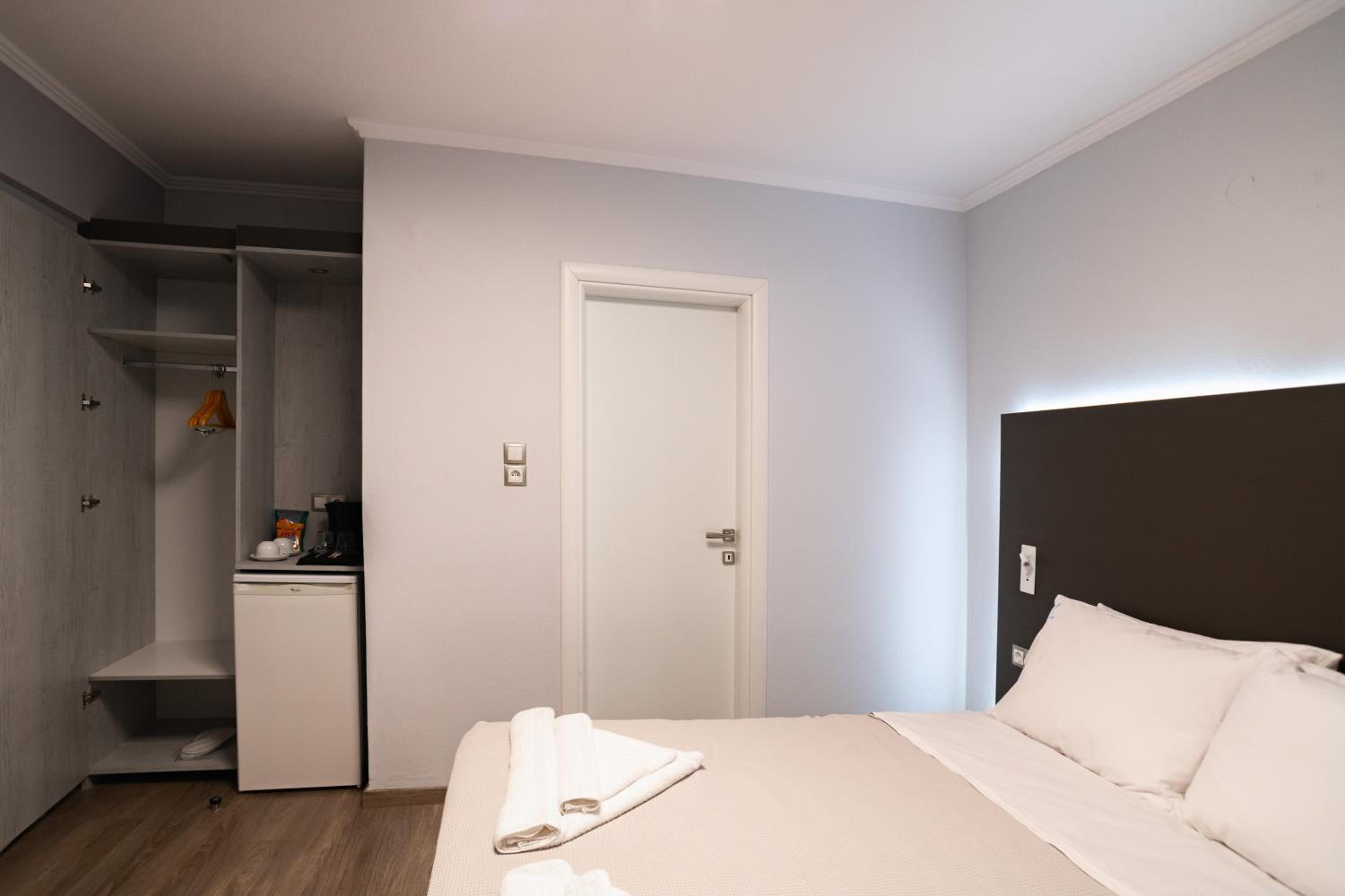 Standard Double Room - Photo 11