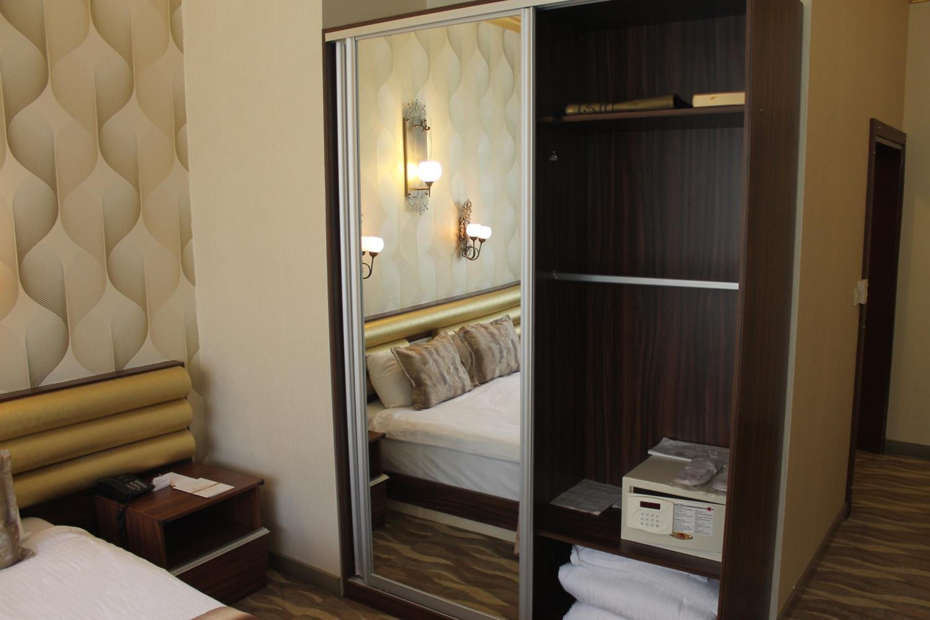 Standard Double or Twin Room - Photo 13