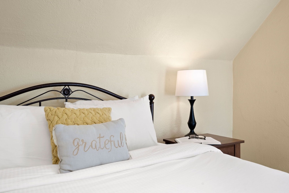 Apartment, 2 Queen Beds, Patio, Garden View (118 Whitcomb - Unit B (upper)) photo 2
