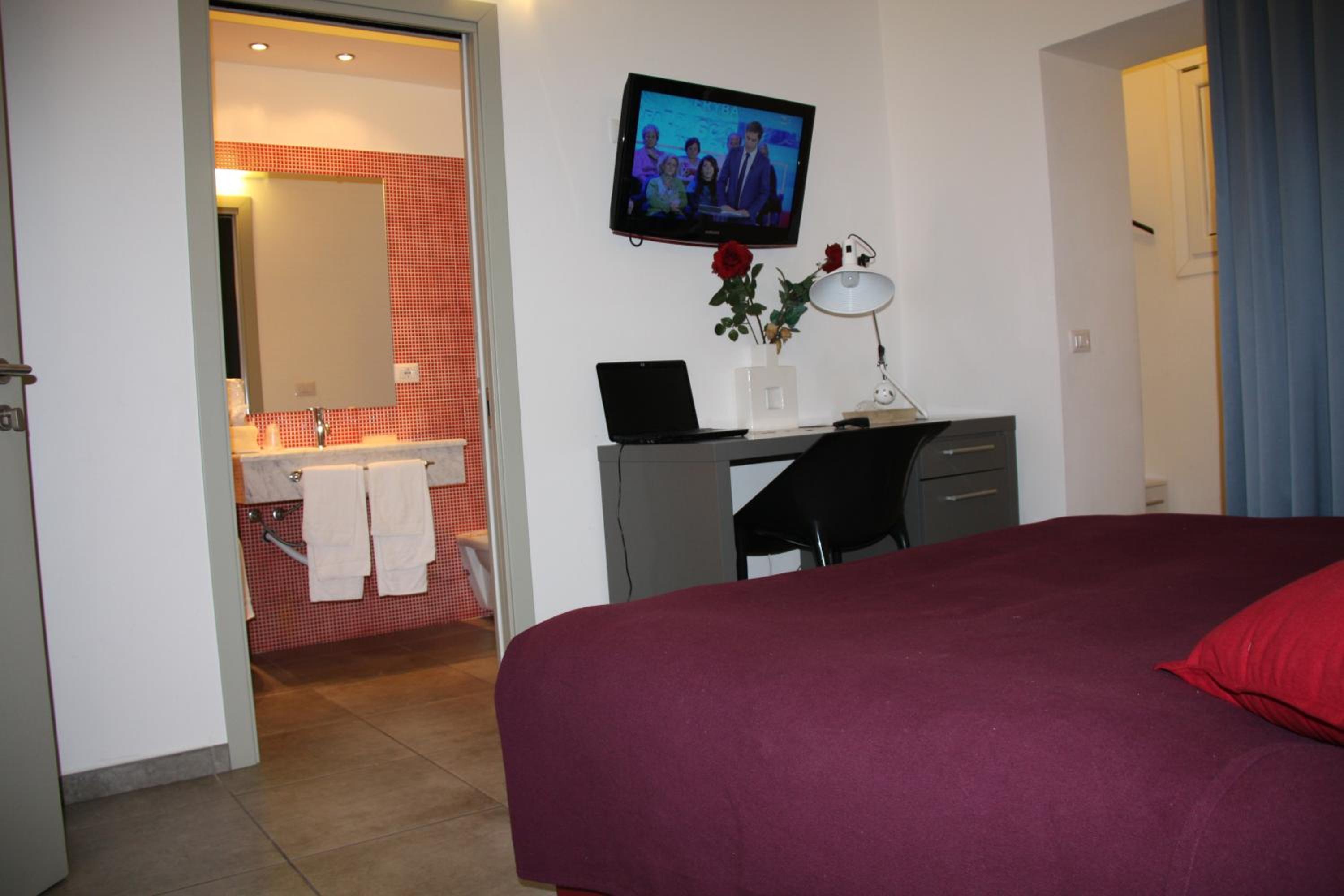 Queen Room with Spa Bath - Photo 8