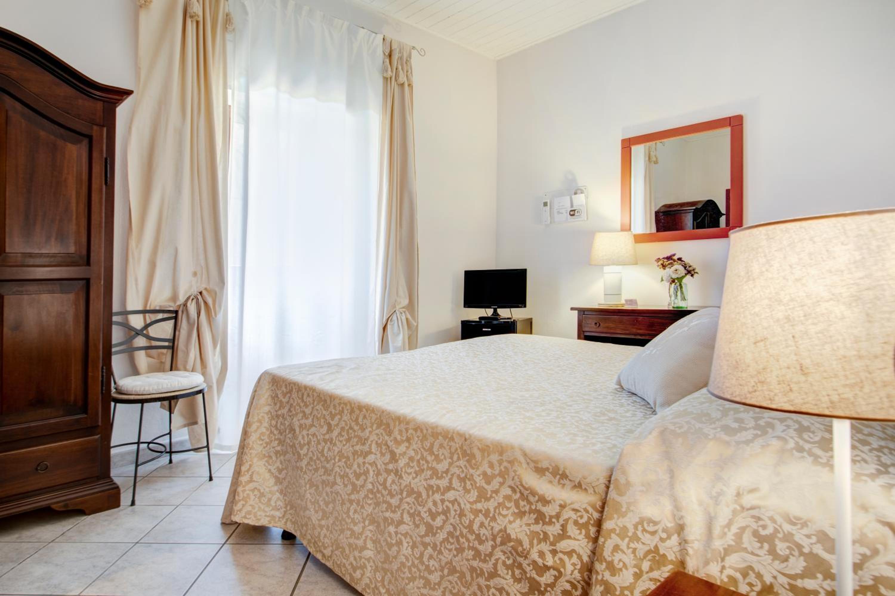 Double or Twin Room - Photo 4