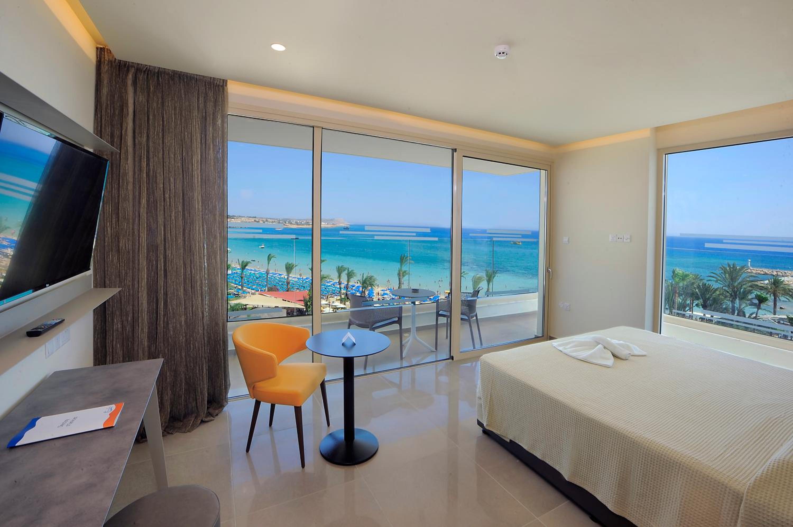 Luxury Suite with Sea View & Spa Bath
