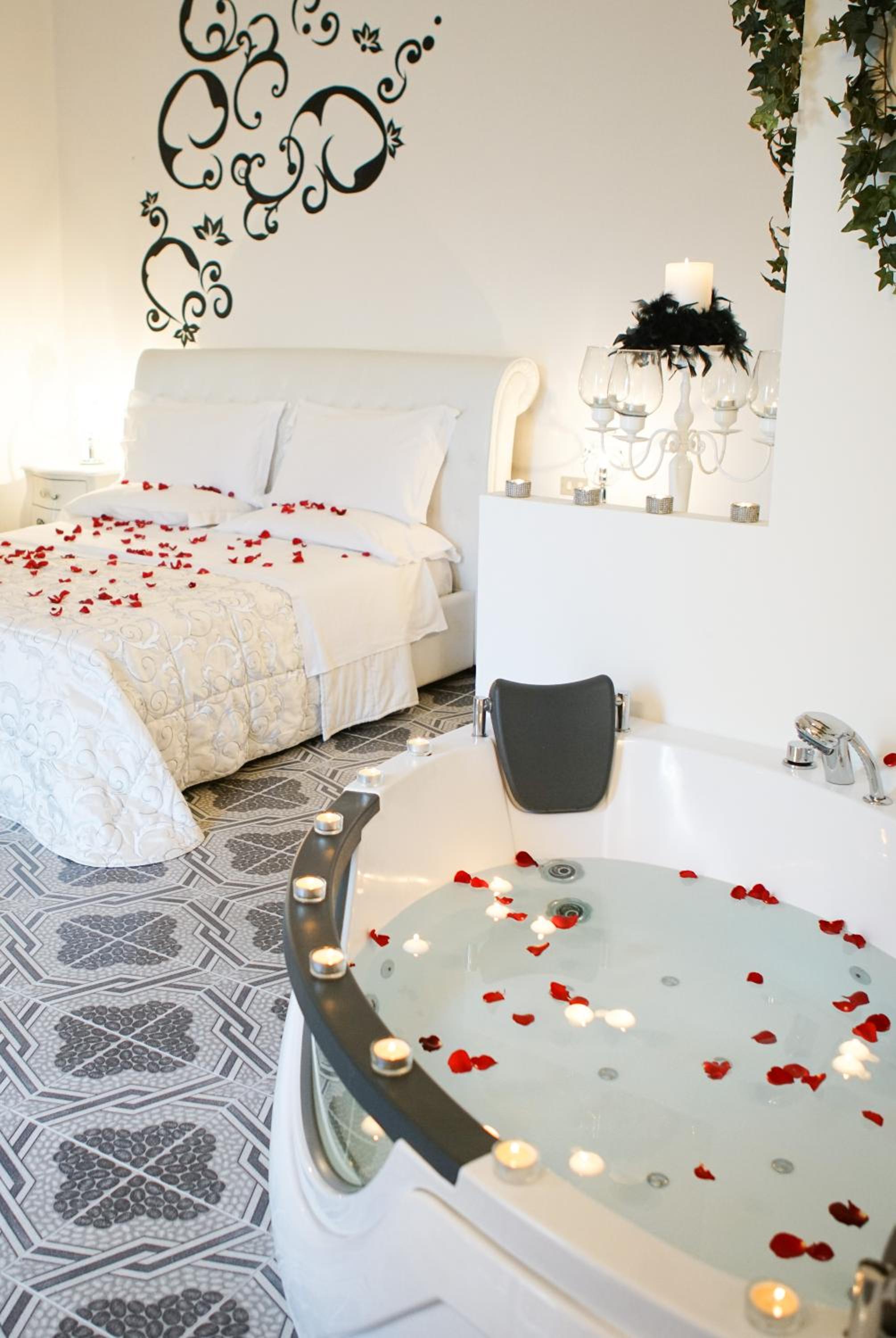 Suite with Spa Bath - Photo 2