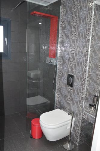 Deluxe Queen Suite Victoria - Photo 17