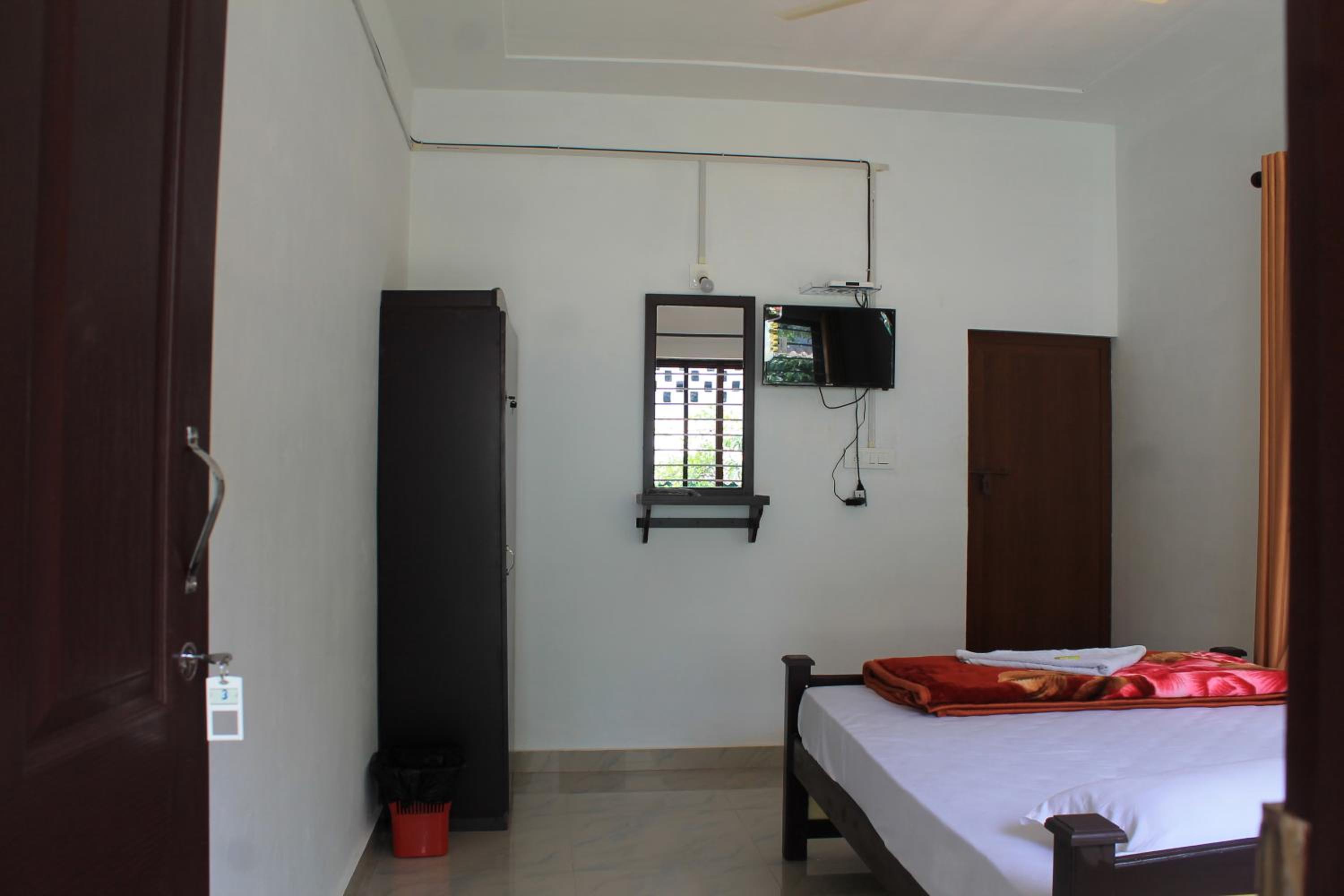 Deluxe Double Room with Shower - Photo 6