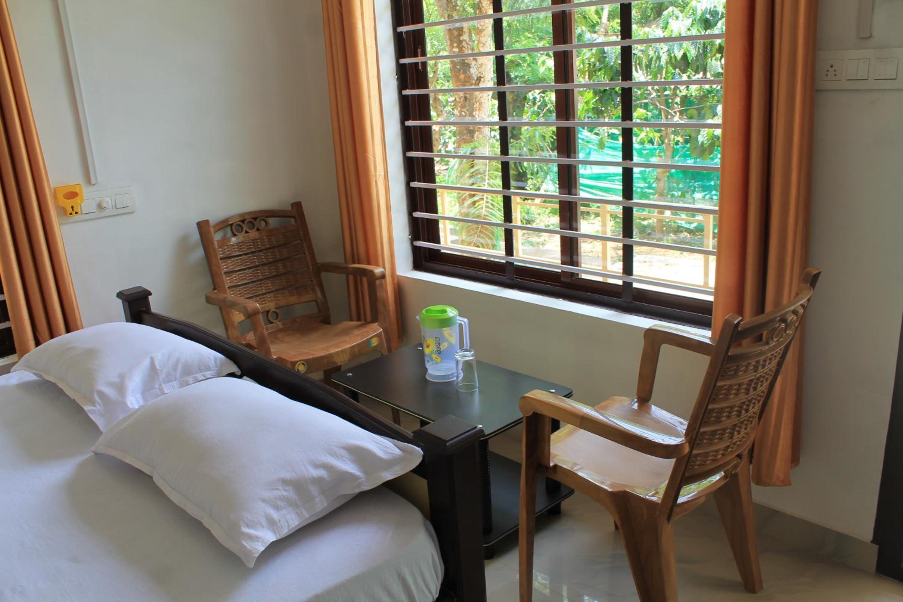 Deluxe Double Room with Shower - Photo 4