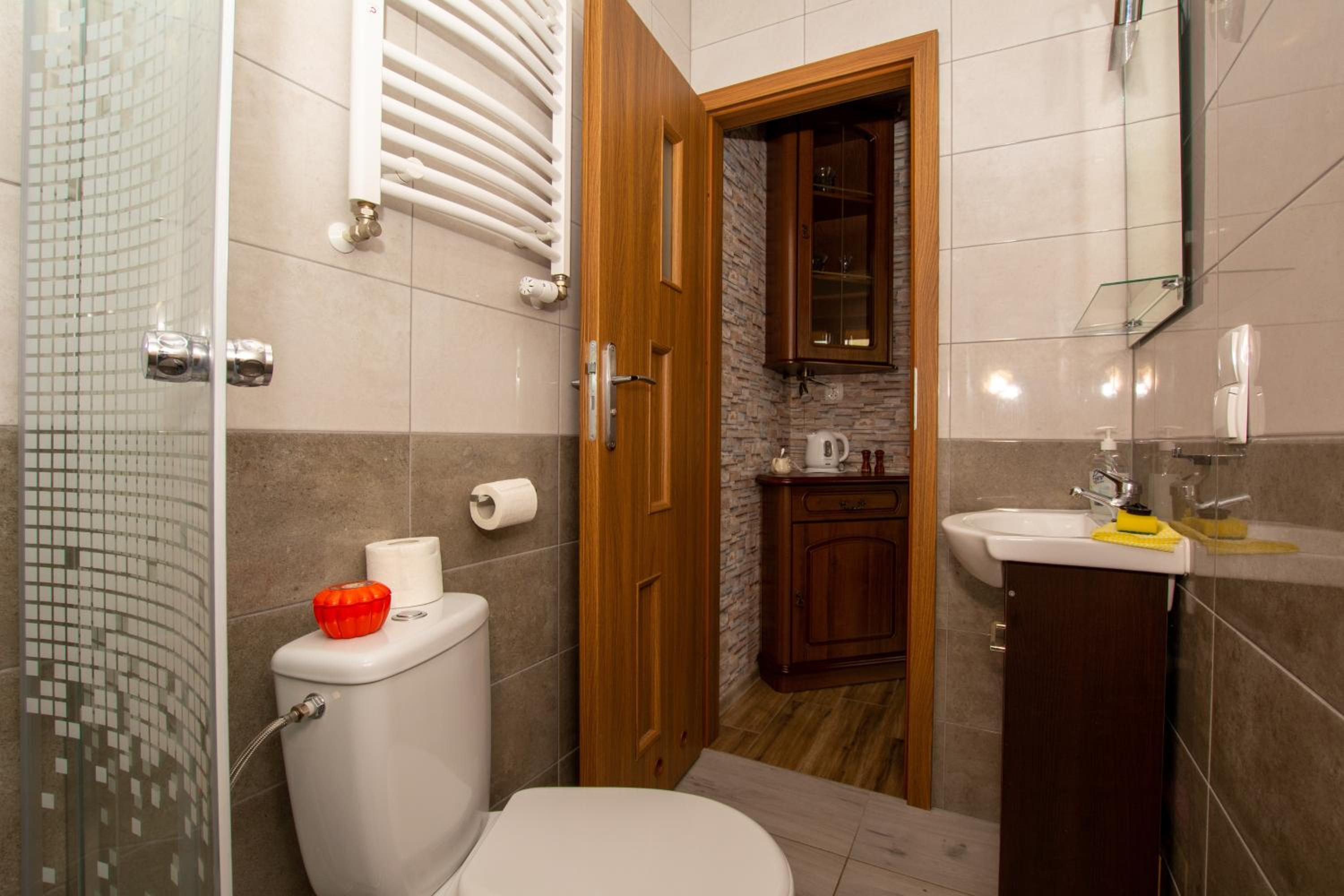 Family Room with Private Bathroom - Photo 11