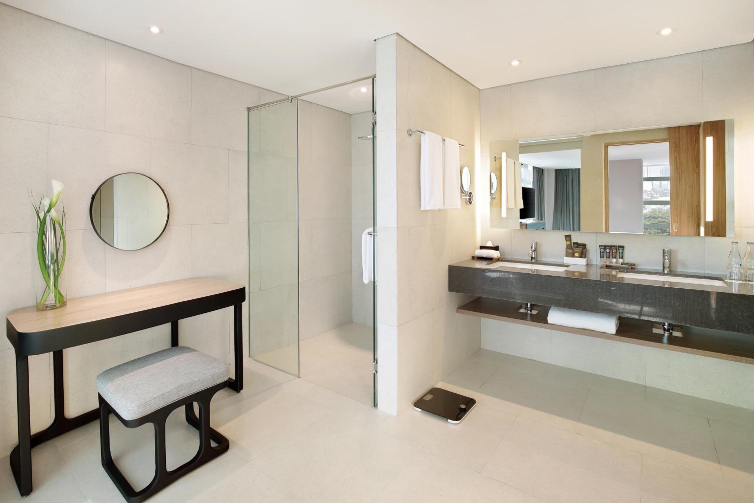 Executive King Suite - Photo 4