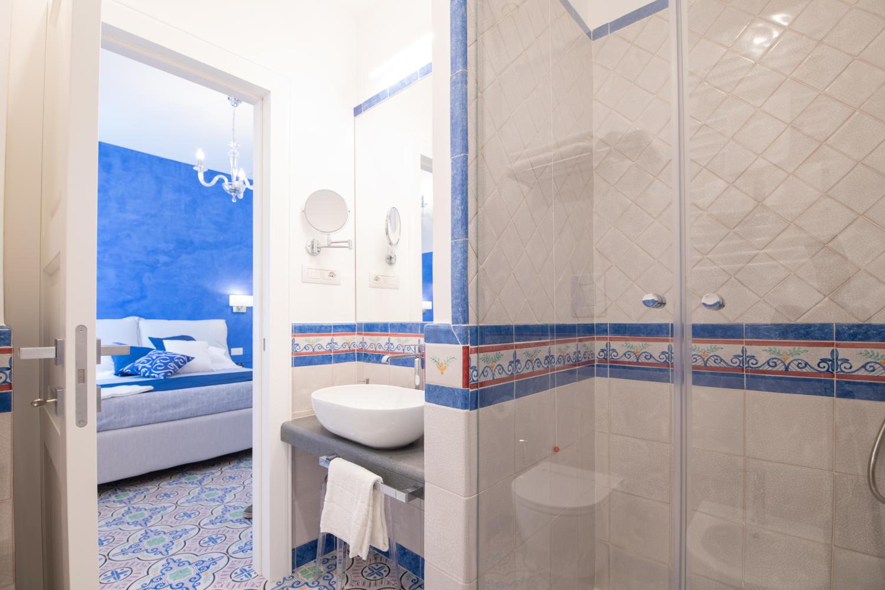 Deluxe Double Room - Photo 16