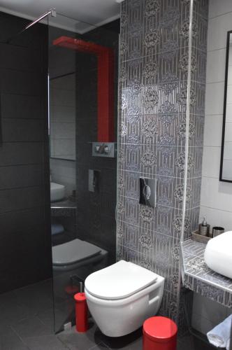 Deluxe Queen Suite Victoria - Photo 14