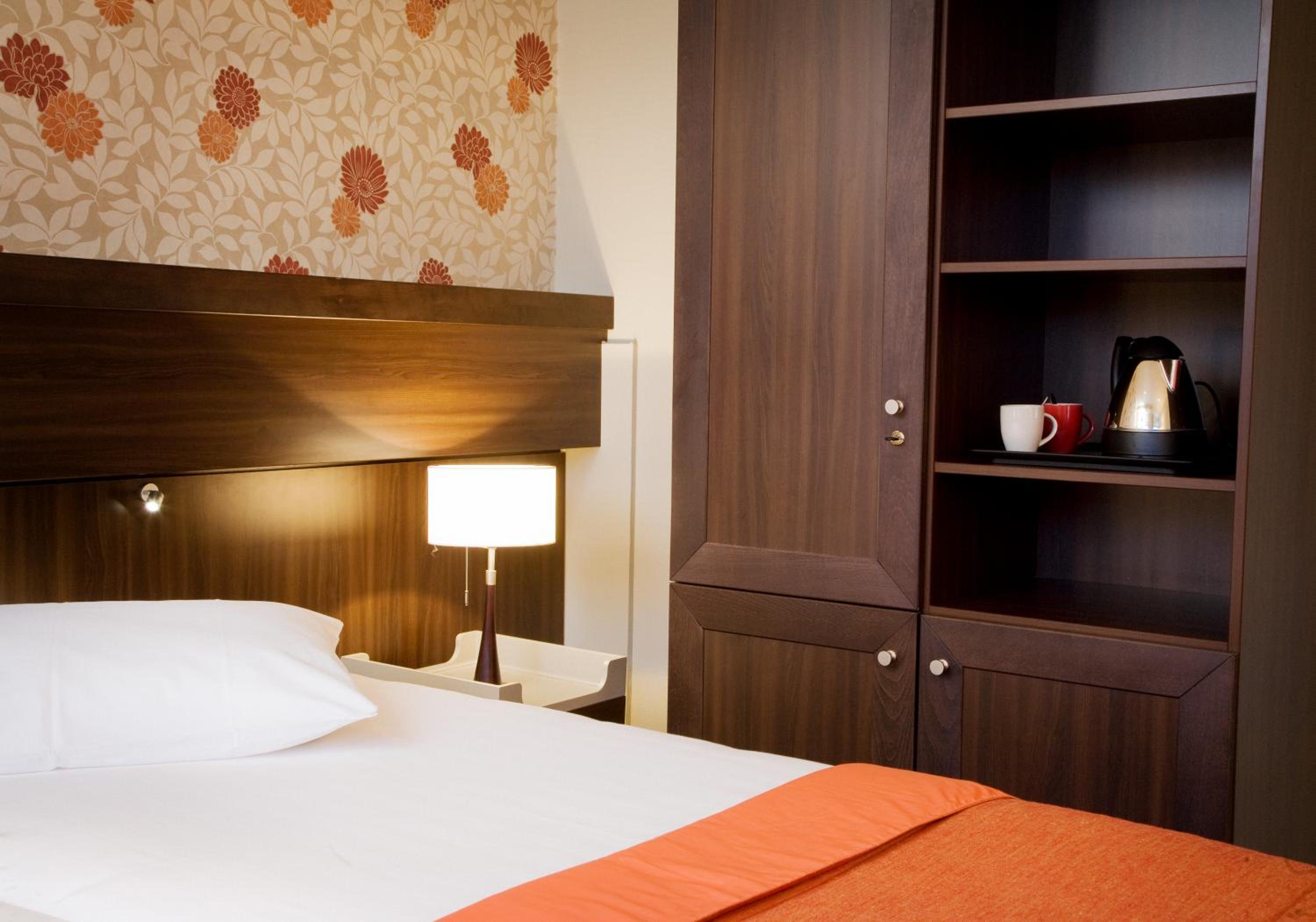 Standard Double or Twin Room - Photo 9