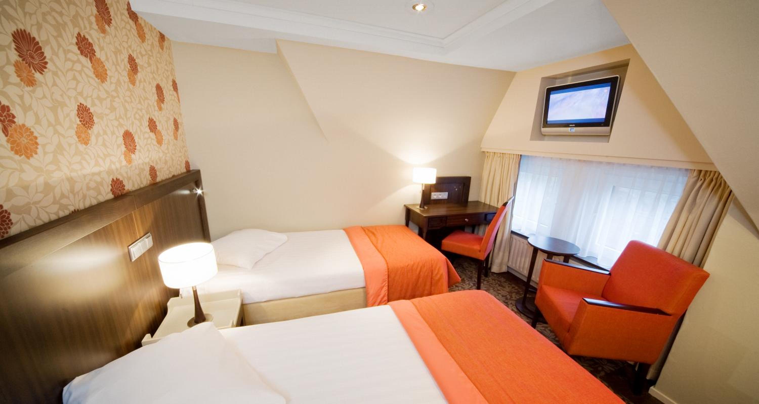 Standard Double or Twin Room - Photo 8
