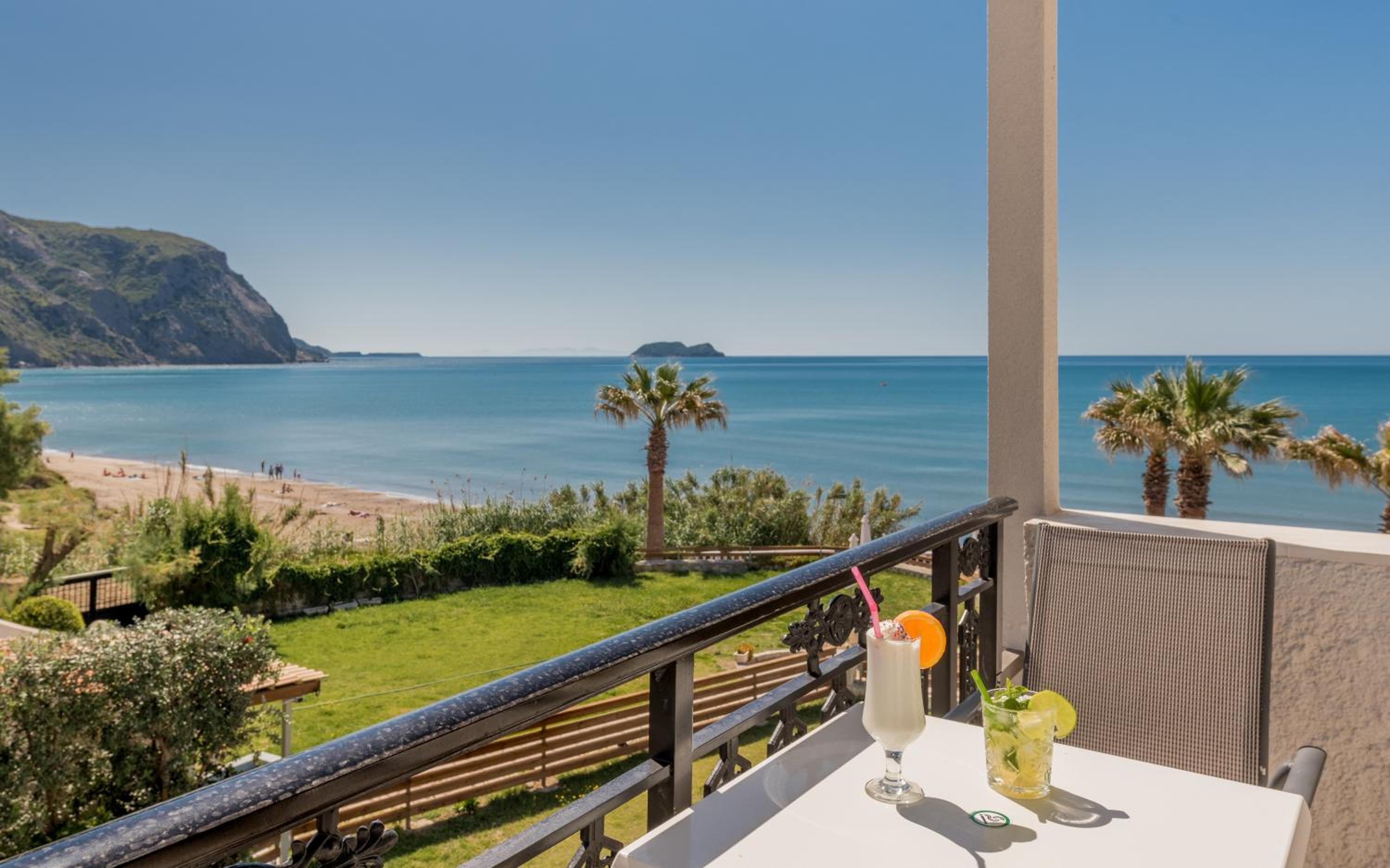 Double or Twin Room with Sea View - Photo 3