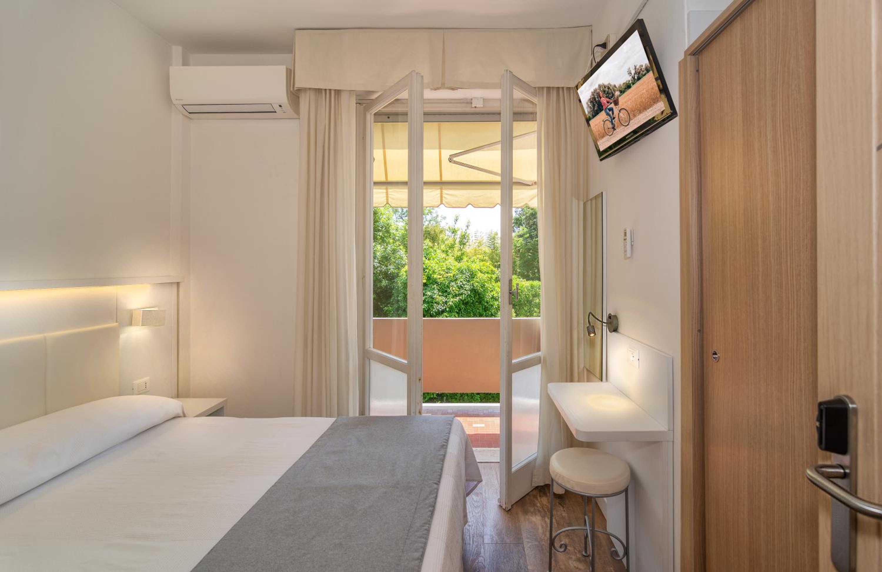 Double or Twin Room with Terrace photo 2