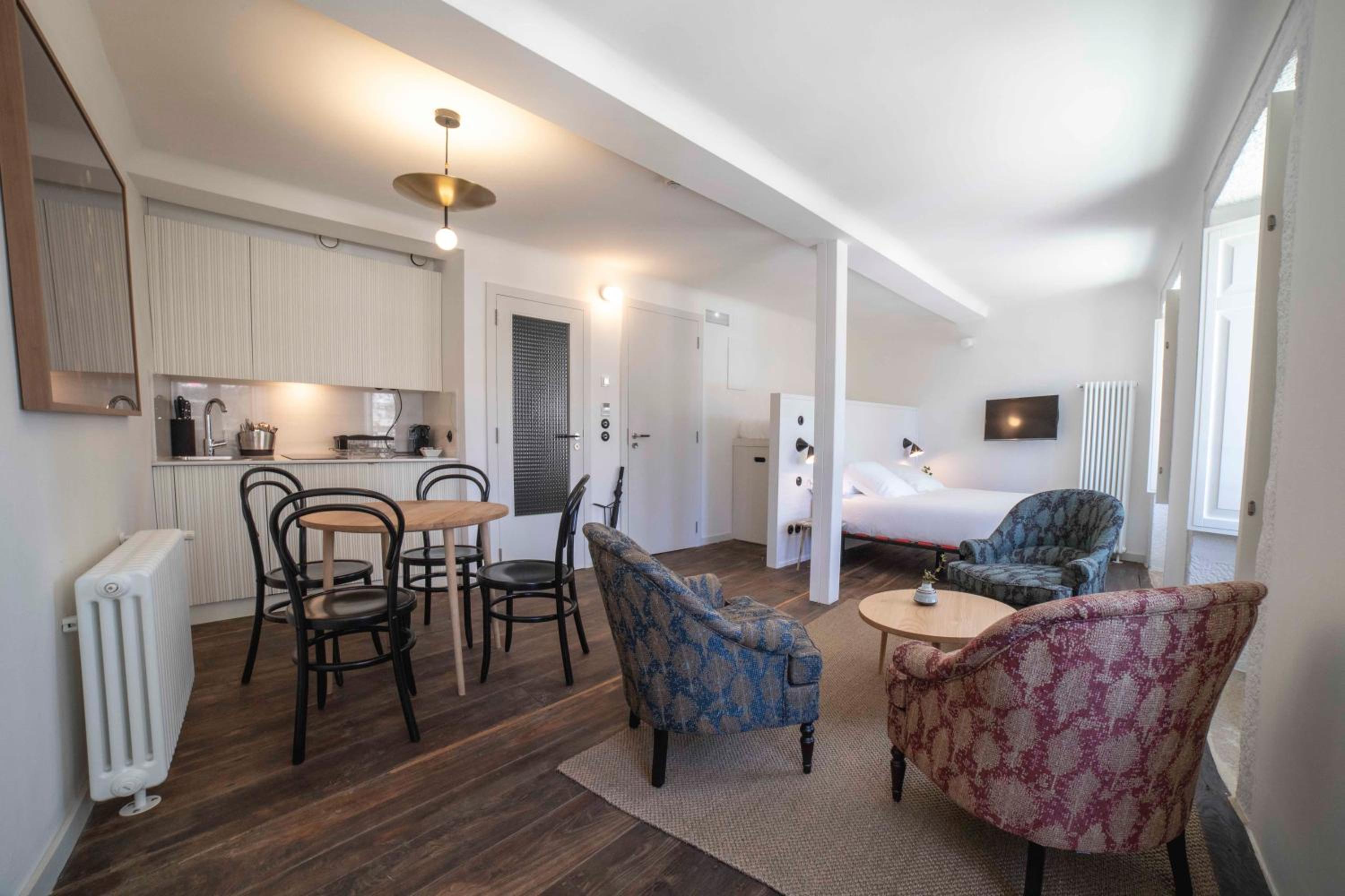 Superior One-Bedroom Apartment - Photo 1