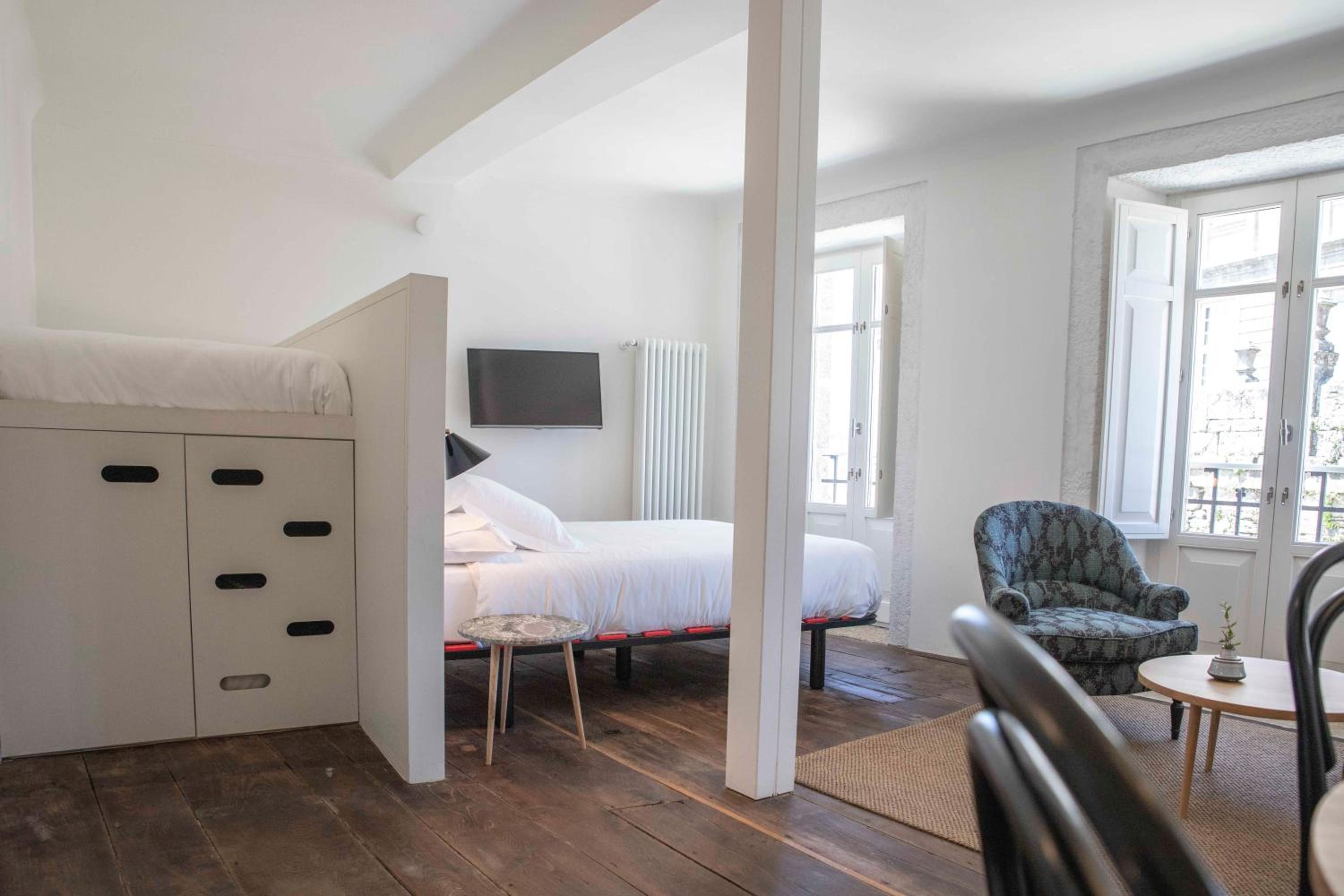 Superior One-Bedroom Apartment - Photo 6