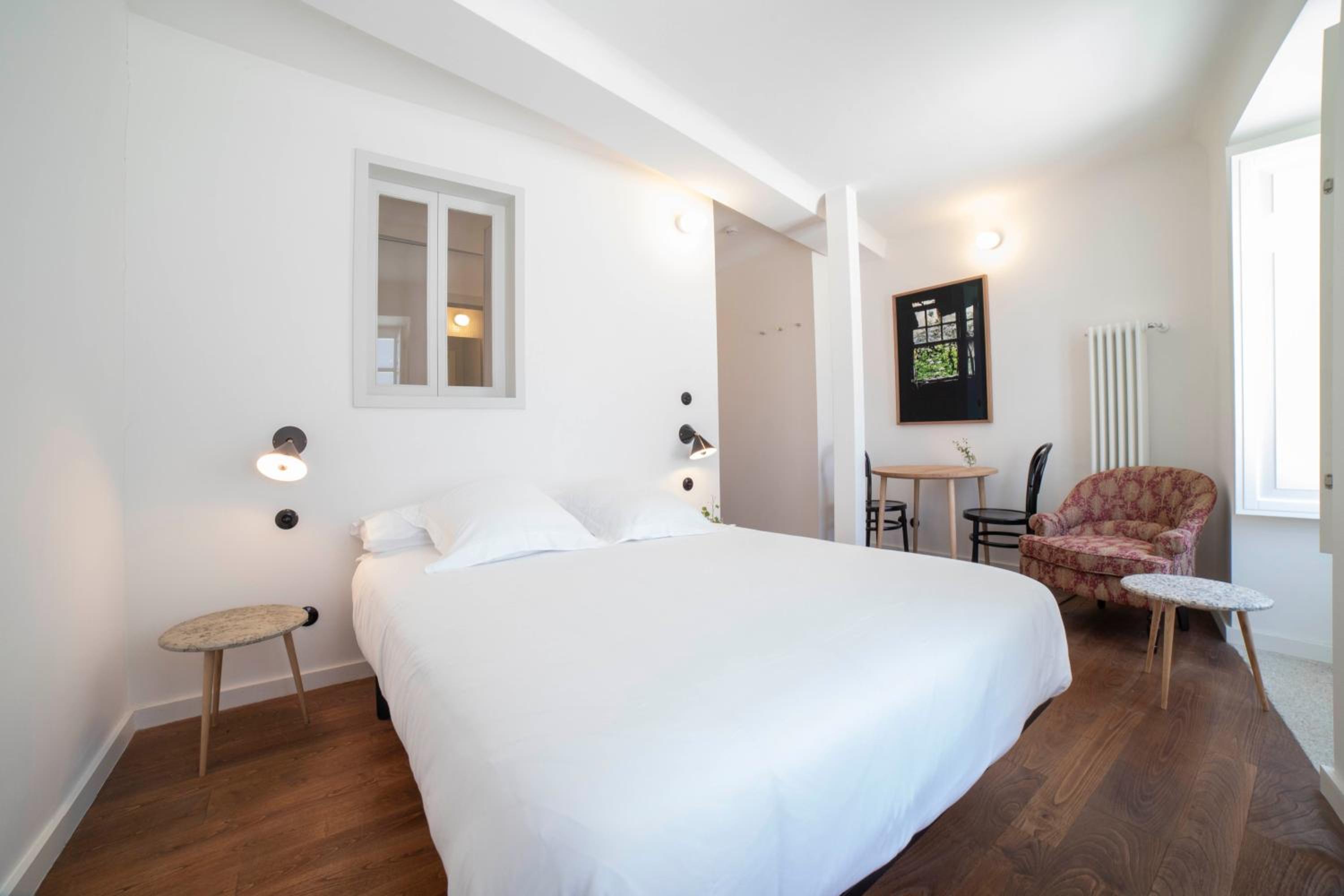 One-Bedroom Apartment with Street View - Photo 1