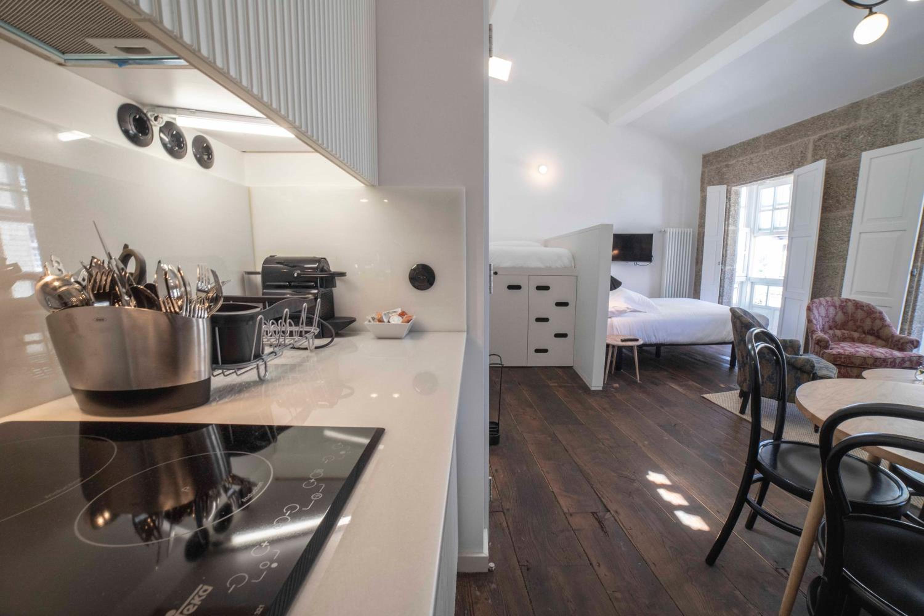 Duplex Apartment with Street Views - Photo 15