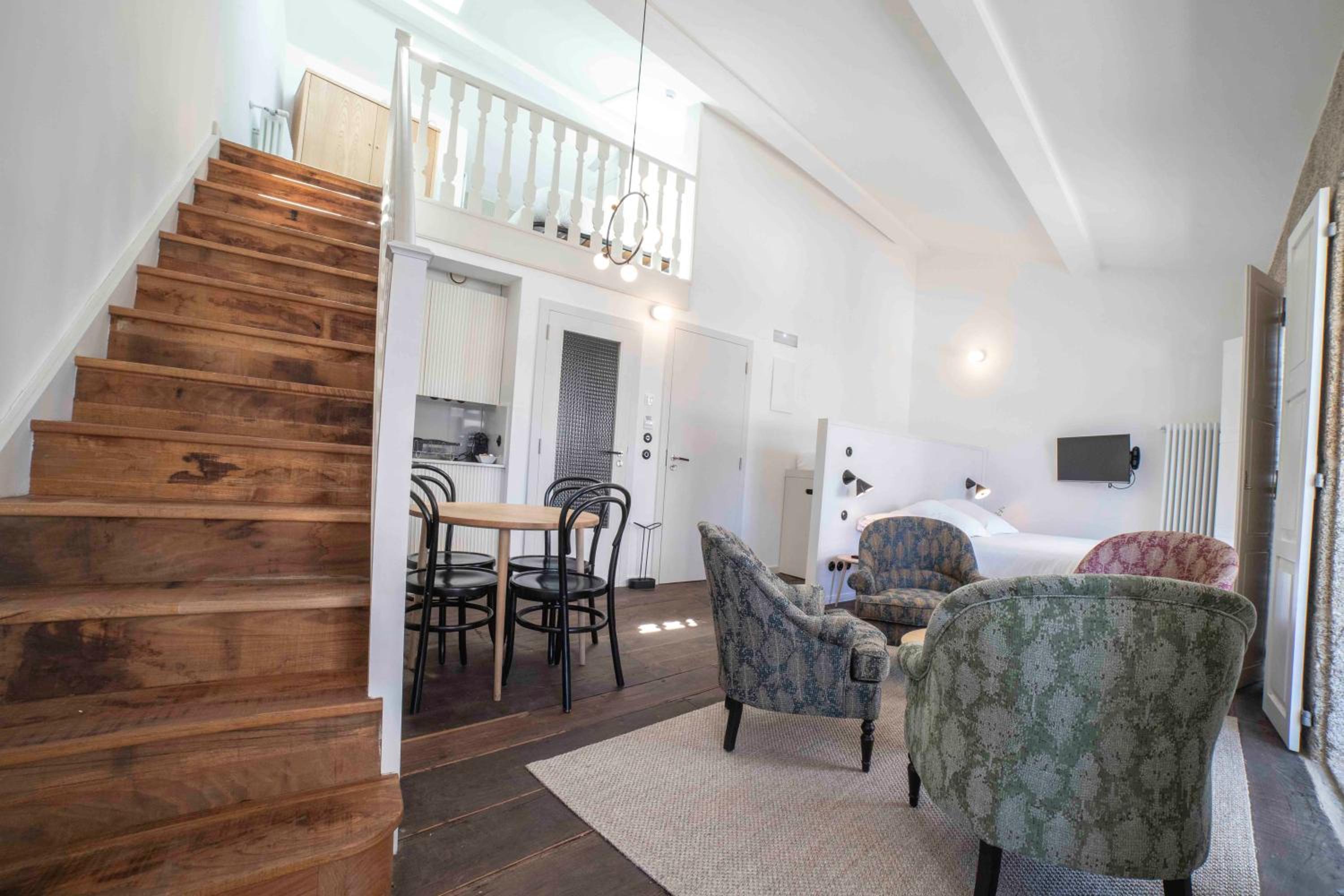 Duplex Apartment with Street Views - Photo 3